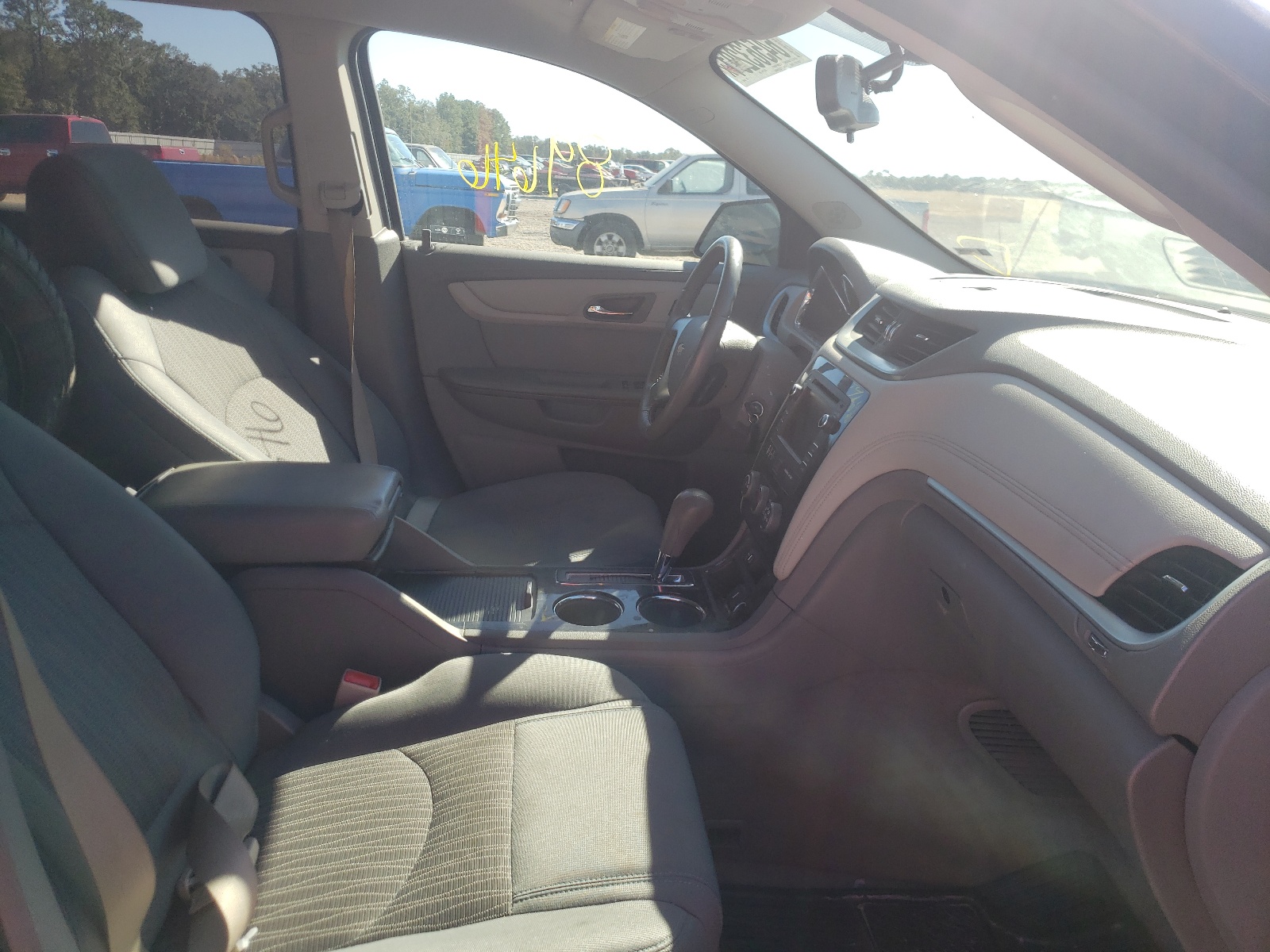 Photo 5 from auction – 2017 CHEVROLET TRAVERSE L with VIN 1GNKRGKD2HJ193806