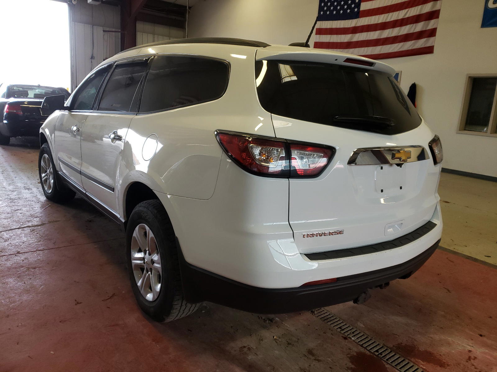 Photo 3 from auction – 2017 CHEVROLET TRAVERSE L with VIN 1GNKRFED4HJ249945