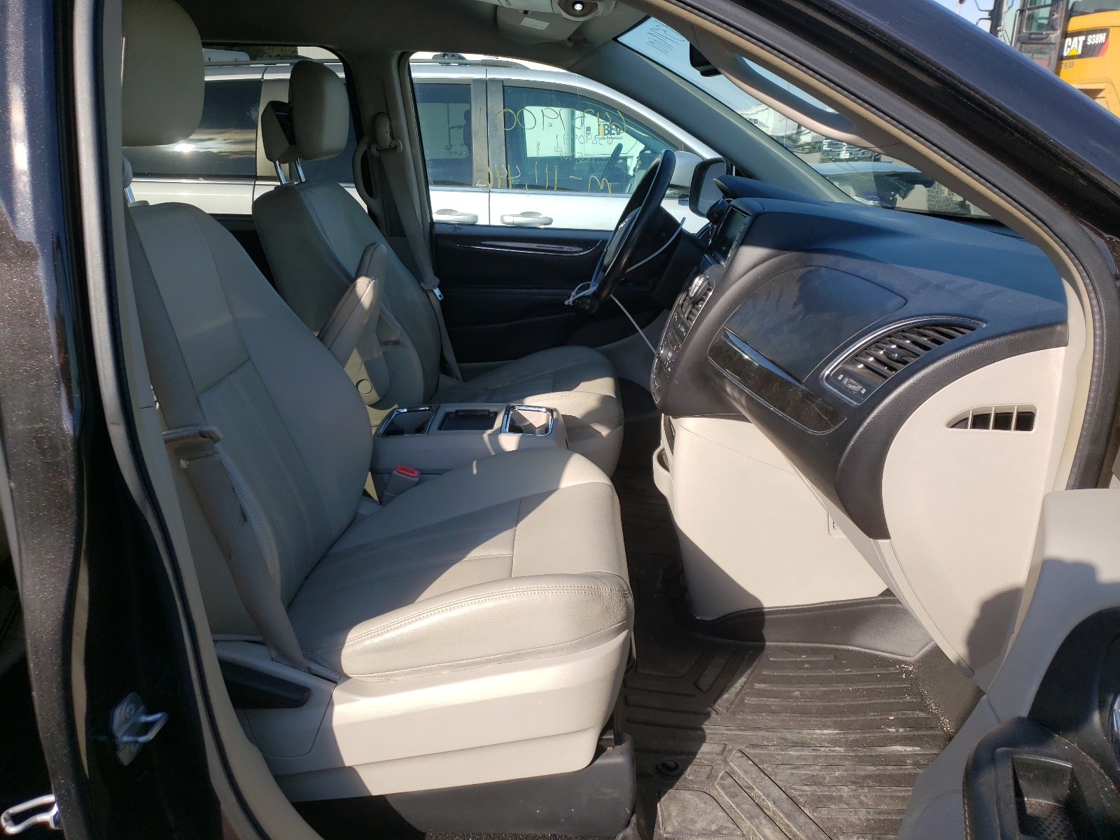 Photo 5 from auction – 2015 CHRYSLER TOWN AND C with VIN 2C4RC1BG3FR665214