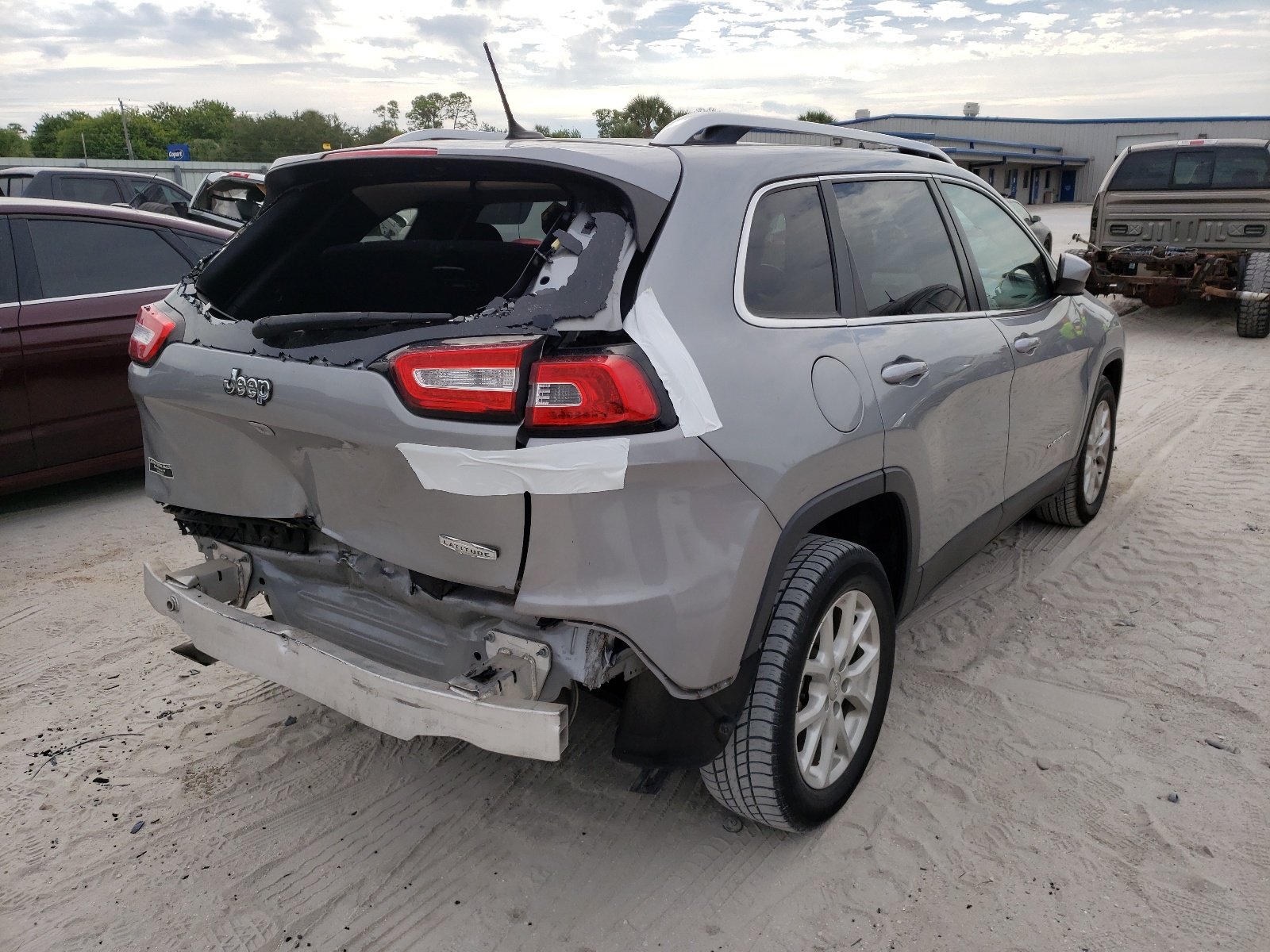 Photo 4 from auction – 2015 JEEP CHEROKEE L with VIN 1C4PJLCB9FW627733