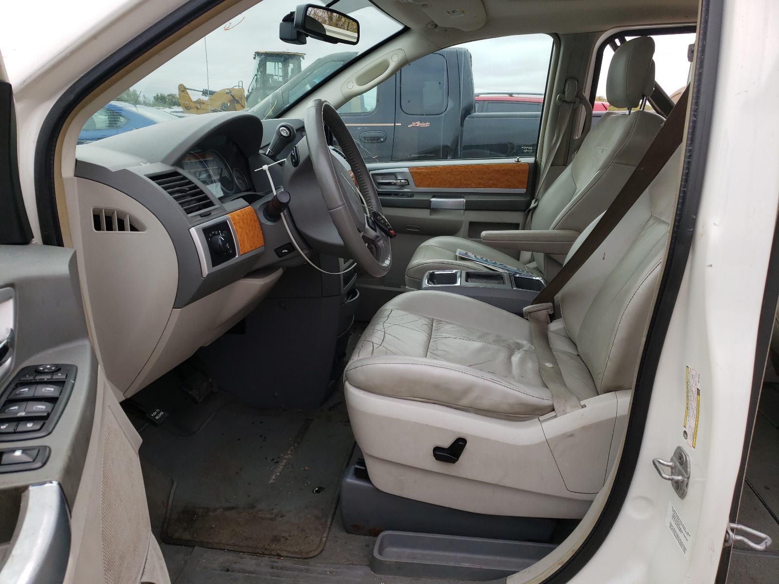 Photo 5 from auction – 2010 CHRYSLER TOWN & COU with VIN 2A4RR7DX4AR448398