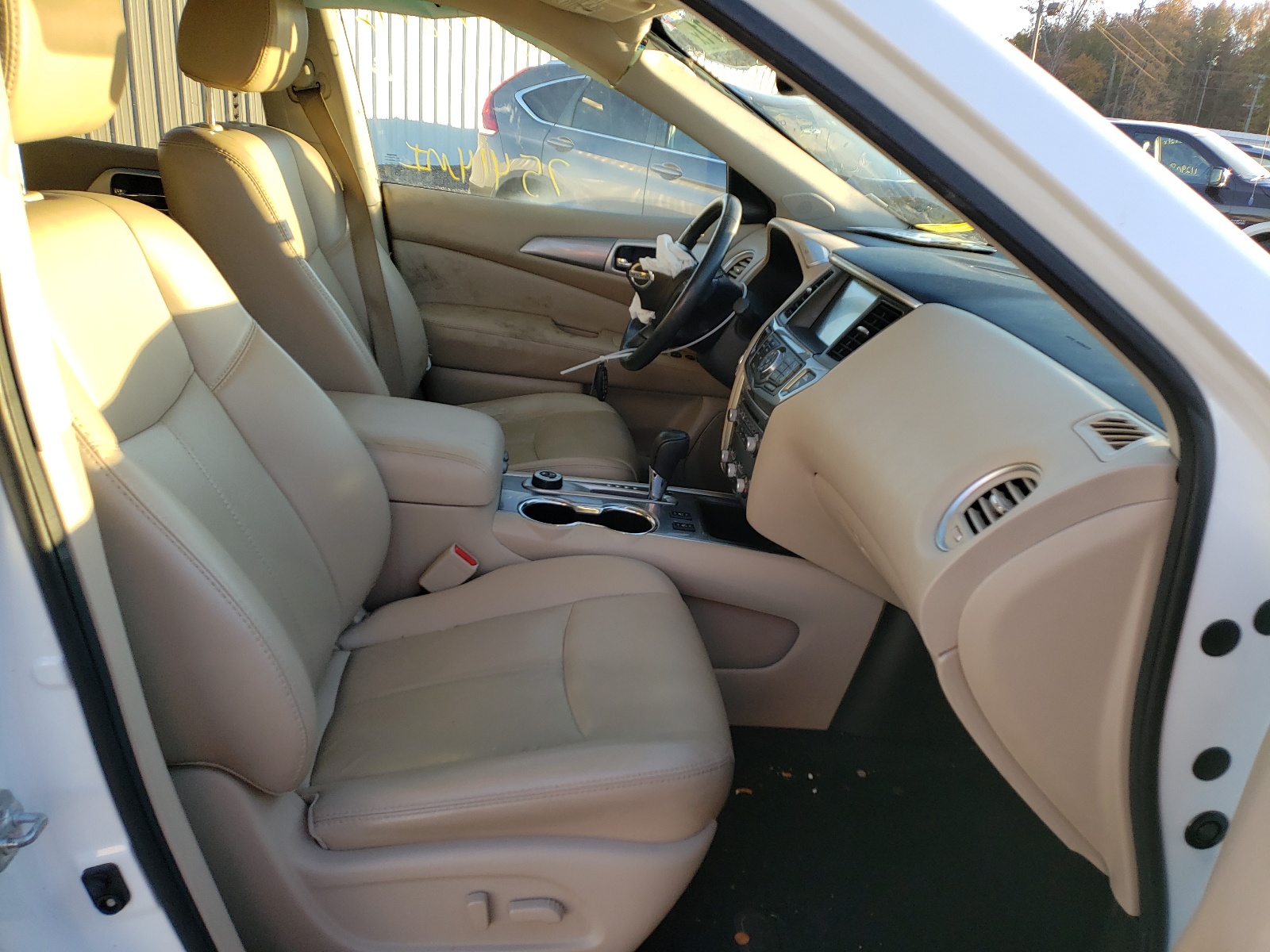 Photo 5 from auction – 2017 NISSAN PATHFINDER with VIN 5N1DR2MM8HC606250