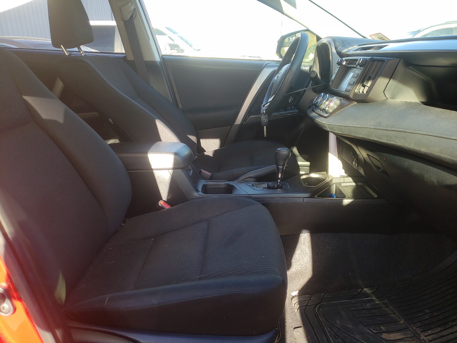 Photo 5 from auction – 2016 TOYOTA RAV4 LE with VIN JTMBFREV4GJ086577
