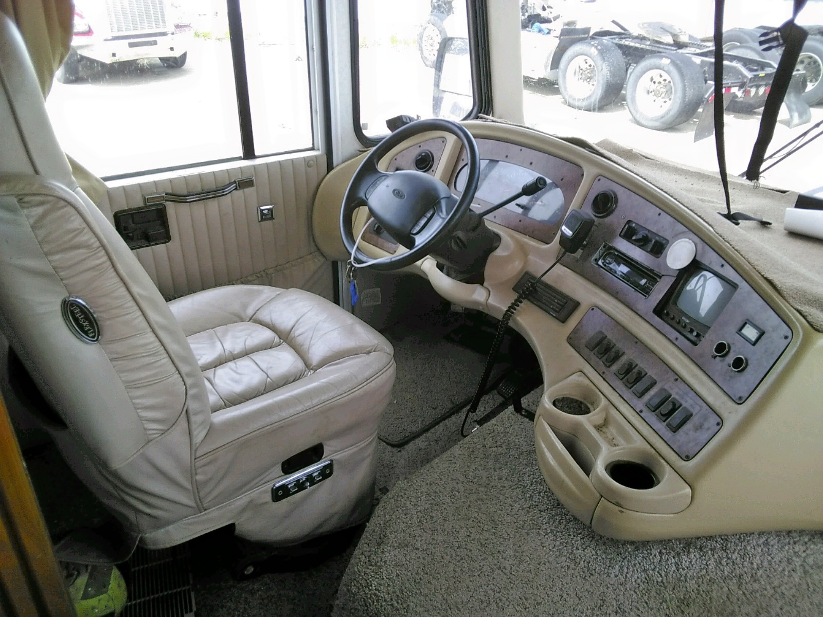 Photo 5 from auction – 1999 COACH SANTARA with VIN 3FCNF53S4XJA23658