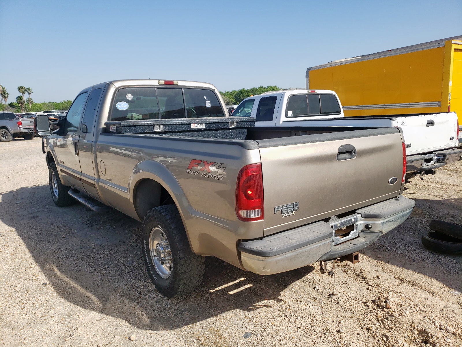 Photo 3 from auction – 2004 FORD F250 SUPER with VIN 1FTNX21P64EB77038