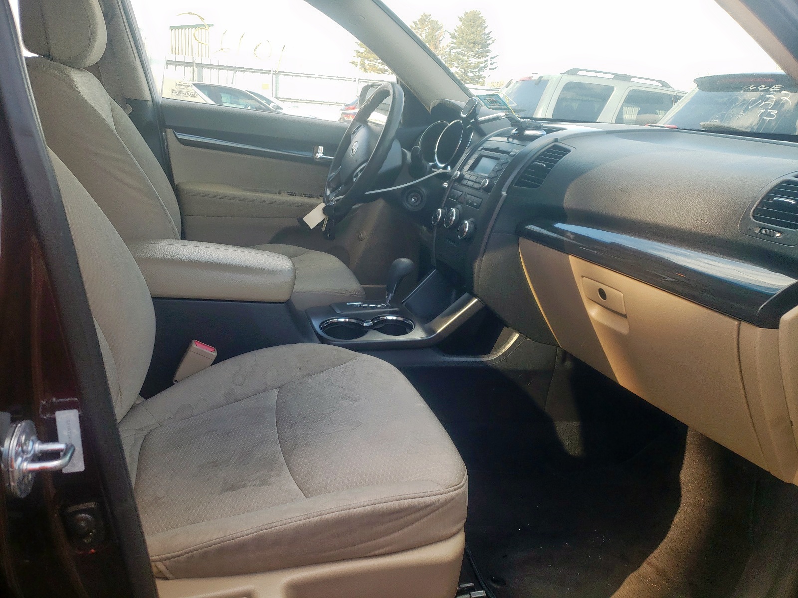 Photo 5 from auction – 2013 KIA SORENTO LX with VIN 5XYKT3A18DG325620