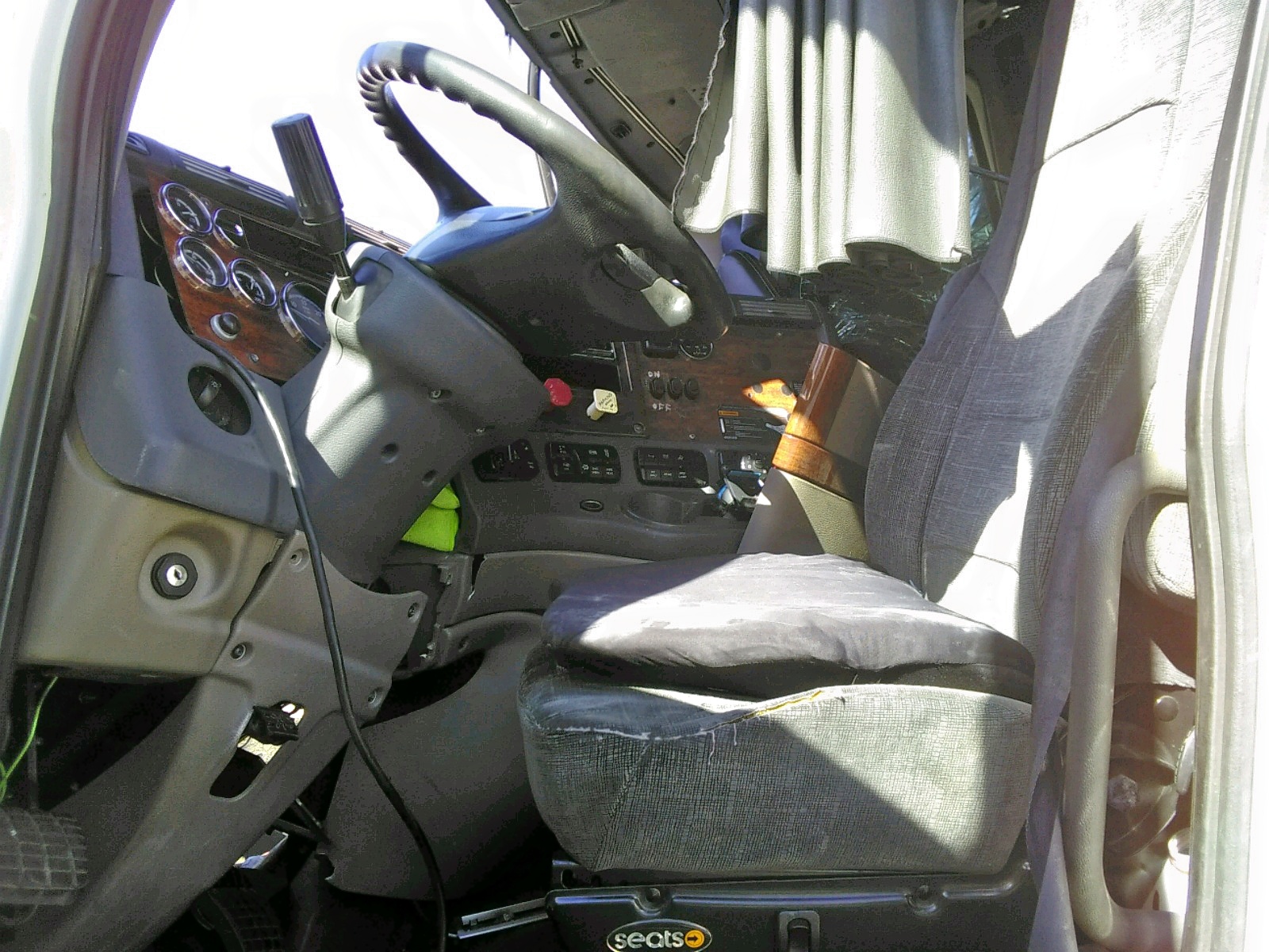 Photo 5 from auction – 2009 FREIGHTLINER CASCADIA 1 with VIN 1FUJGLDR09LAH8579