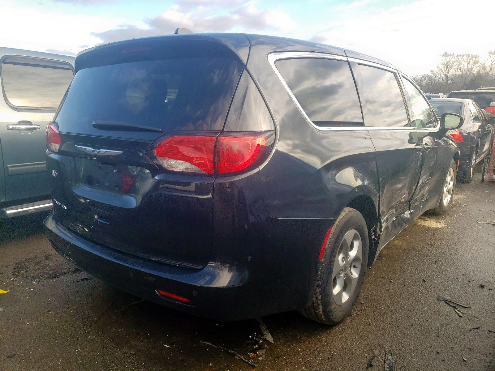 Photo 4 from auction – 2017 CHRYSLER PACIFICA L with VIN 2C4RC1CG3HR744156