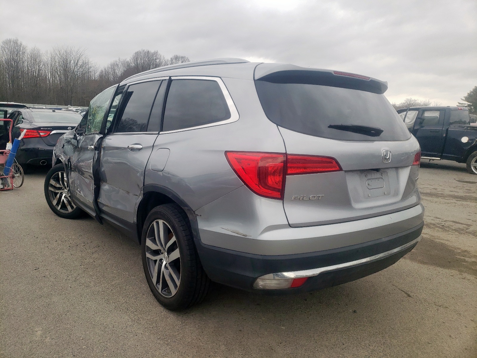 Photo 3 from auction – 2017 HONDA PILOT TOUR with VIN 5FNYF5H93HB009757