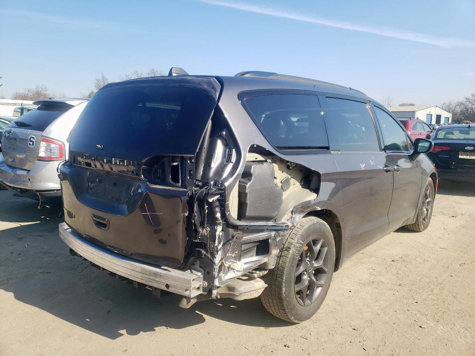 Photo 4 from auction – 2018 CHRYSLER PACIFICA T with VIN 2C4RC1BG1JR178022
