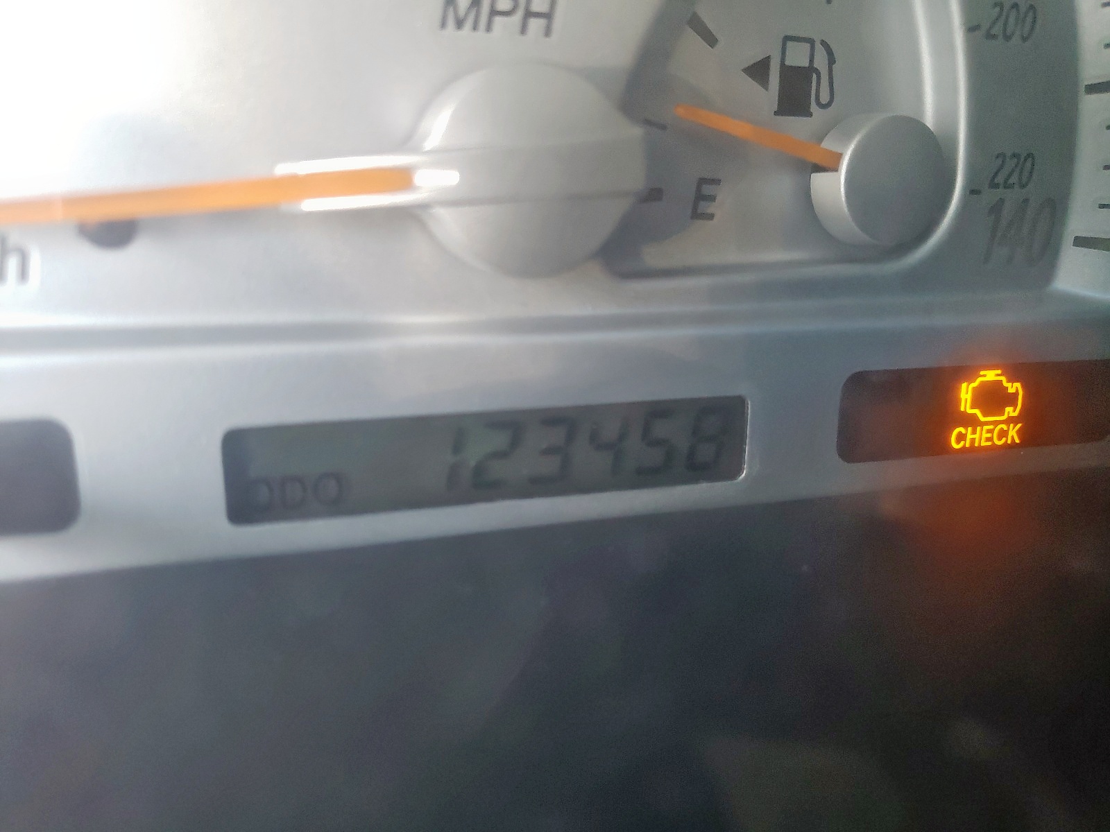 Photo 8 from auction – 2002 TOYOTA CAMRY LE with VIN JTDBE32K320100350