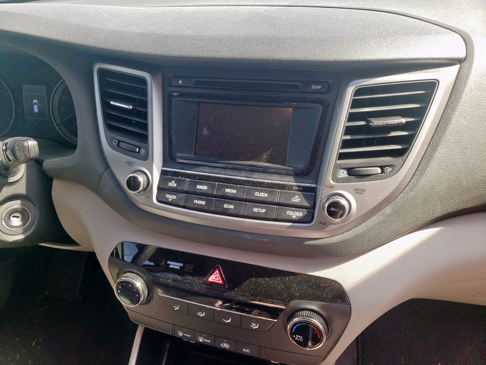 Photo 9 from auction – 2017 HYUNDAI TUCSON LIM with VIN KM8J3CA45HU290816