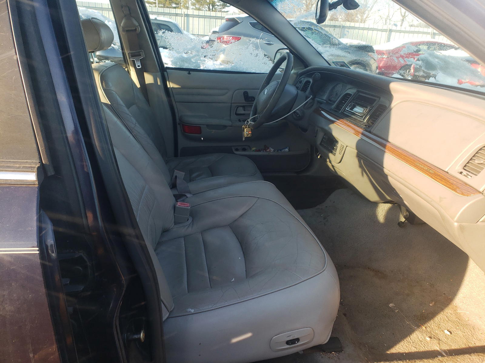 Photo 5 from auction – 2001 FORD CROWN VICT with VIN 2FAFP74W01X131502