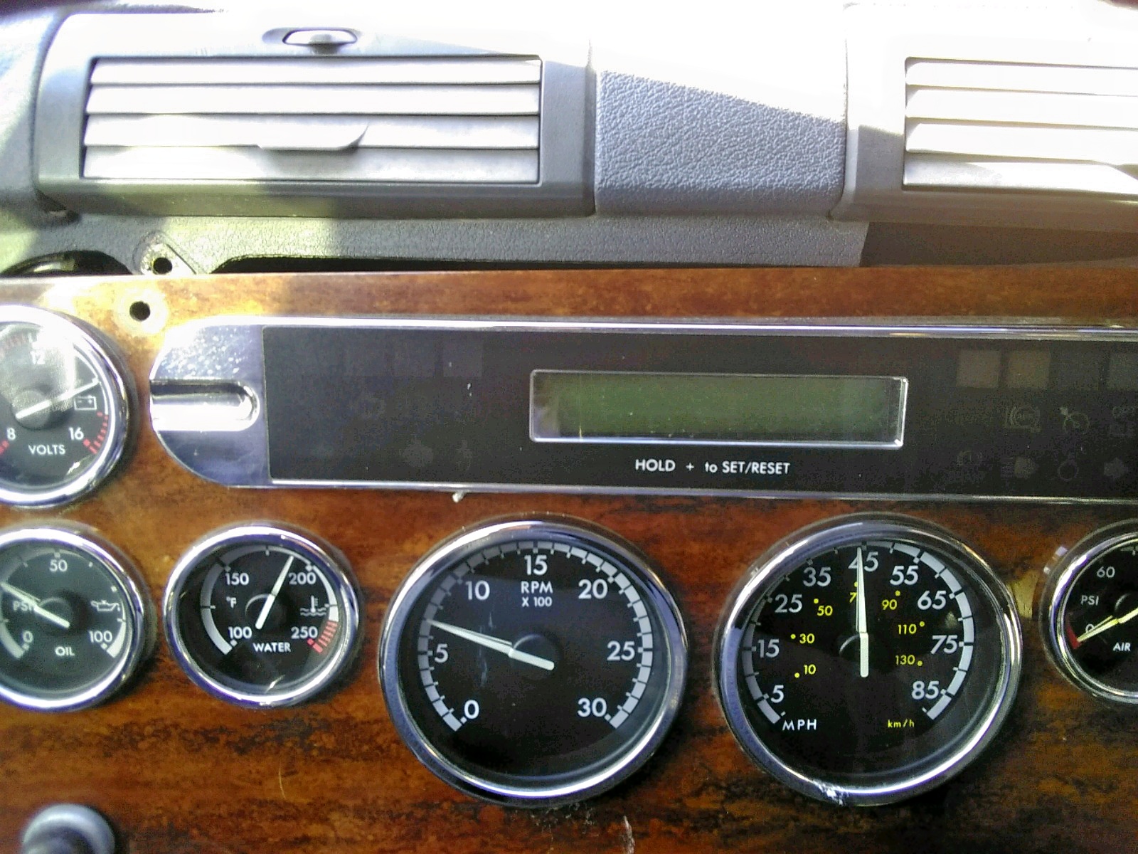 Photo 8 from auction – 2009 FREIGHTLINER CASCADIA 1 with VIN 1FUJGLDR09LAH8579