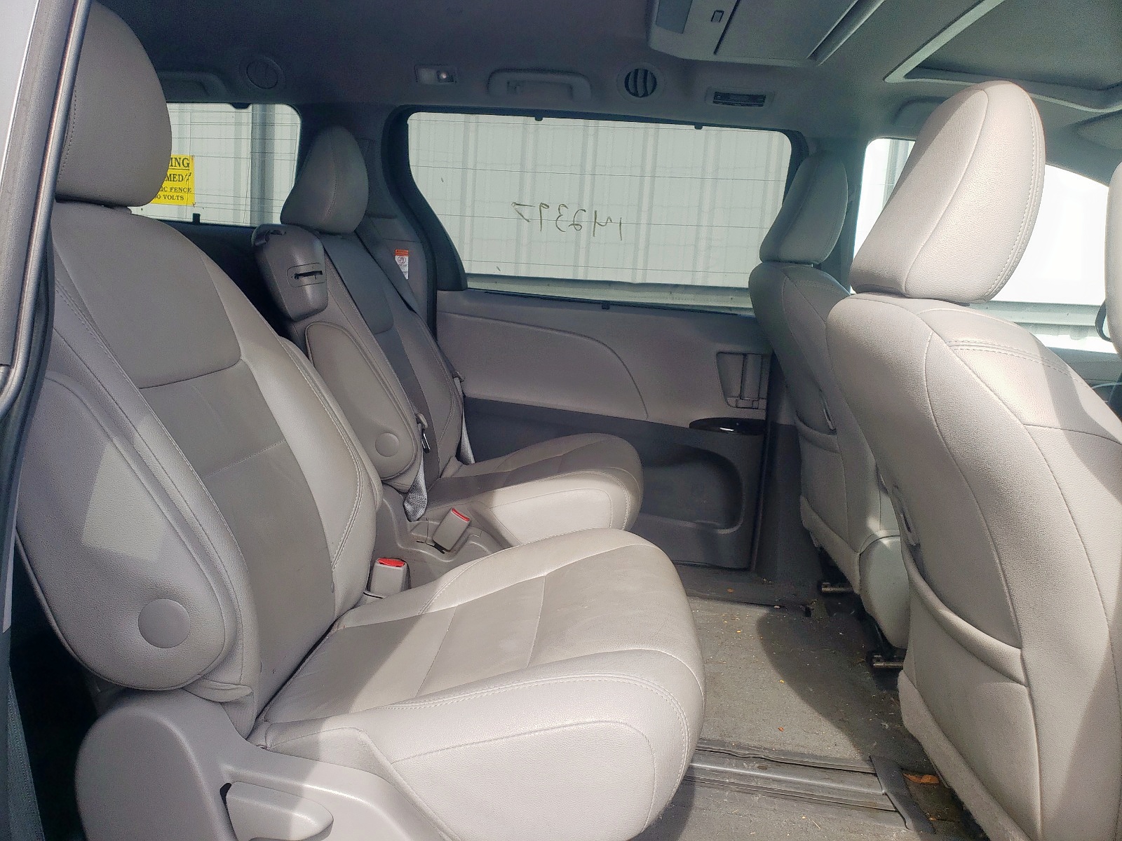 Photo 6 from auction – 2015 TOYOTA SIENNA XLE with VIN 5TDYK3DC6FS597549