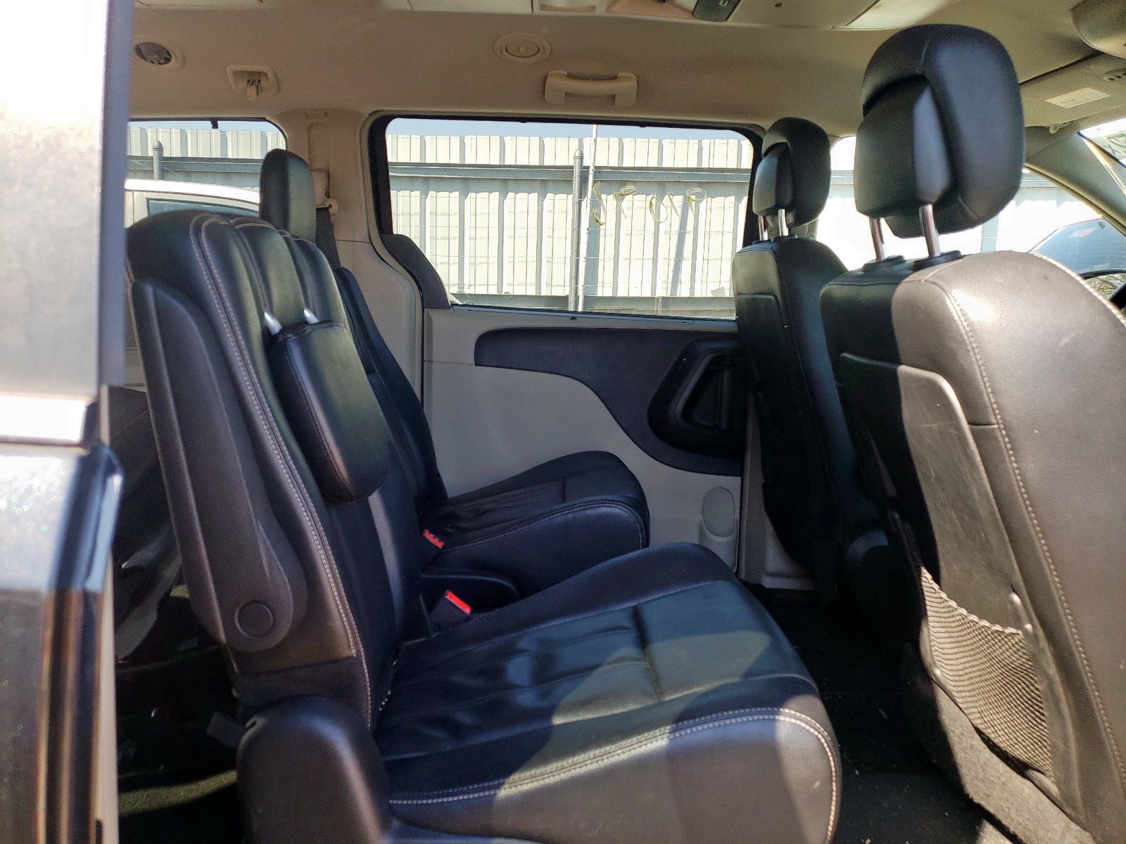 Photo 6 from auction – 2015 CHRYSLER TOWN & COU with VIN 2C4RC1BG7FR582787