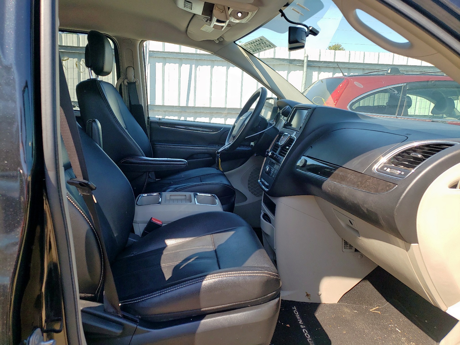 Photo 5 from auction – 2015 CHRYSLER TOWN & COU with VIN 2C4RC1BG7FR582787