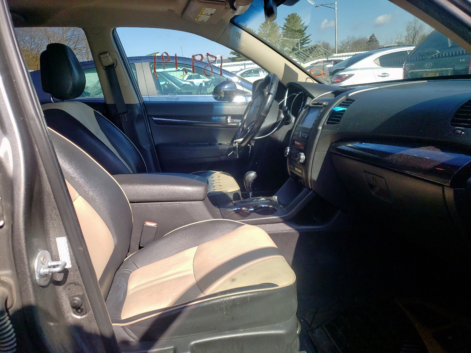 Photo 5 from auction – 2011 KIA SORENTO EX with VIN 5XYKUDA23BG036220
