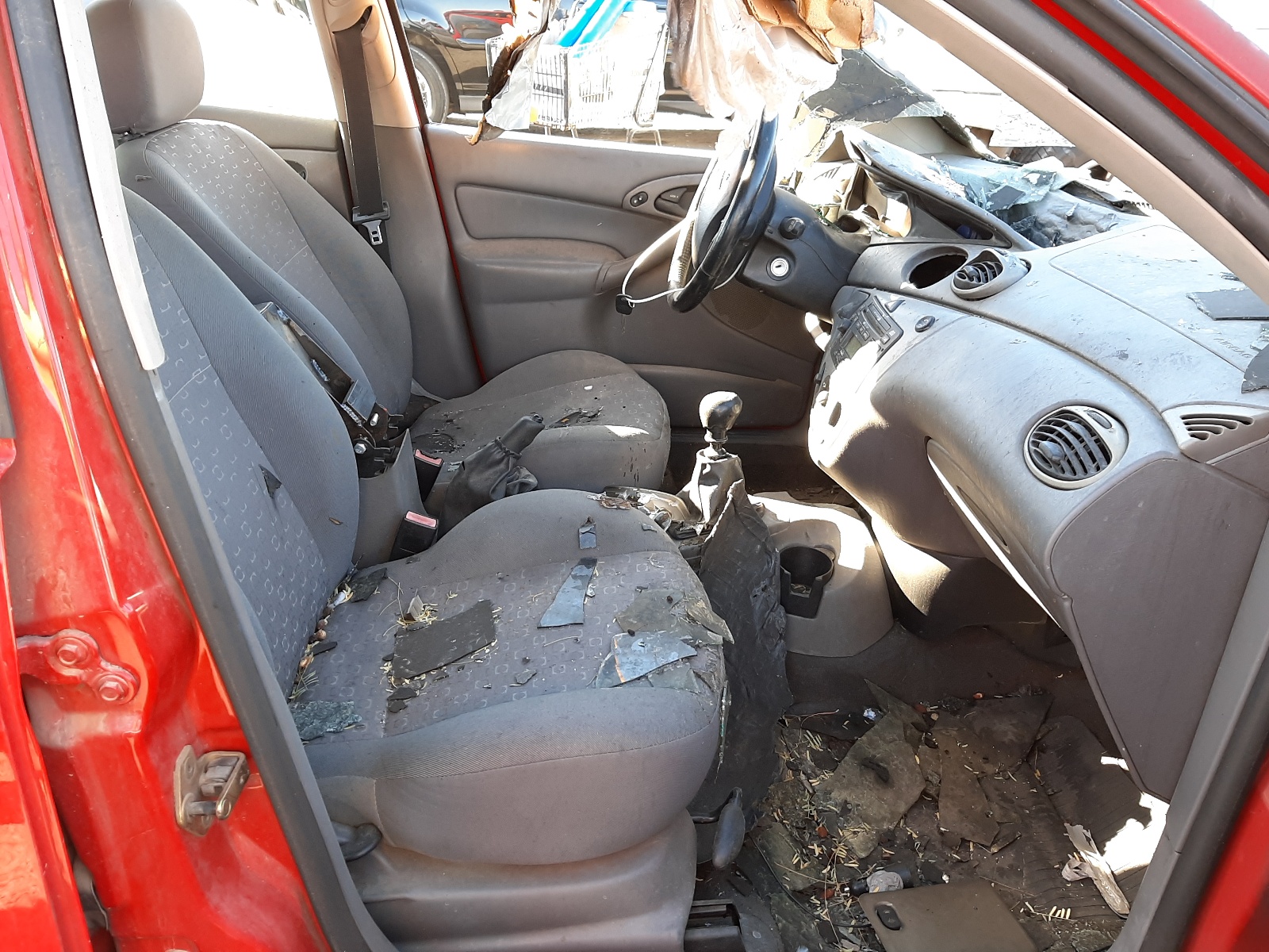 Photo 5 from auction – 2004 FORD FOCUS ZX5 with VIN 3FAFP37324R124385