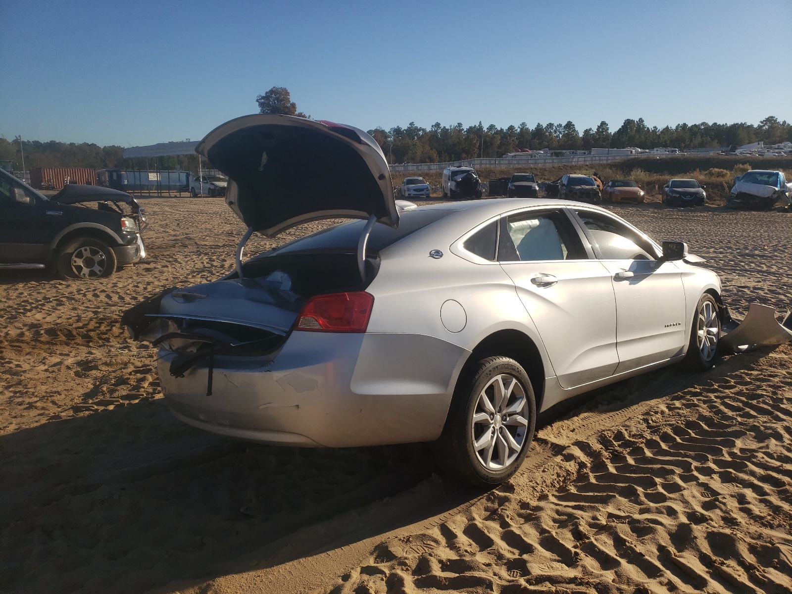 Photo 4 from auction – 2017 CHEVROLET IMPALA LT with VIN 2G1105S31H9157328