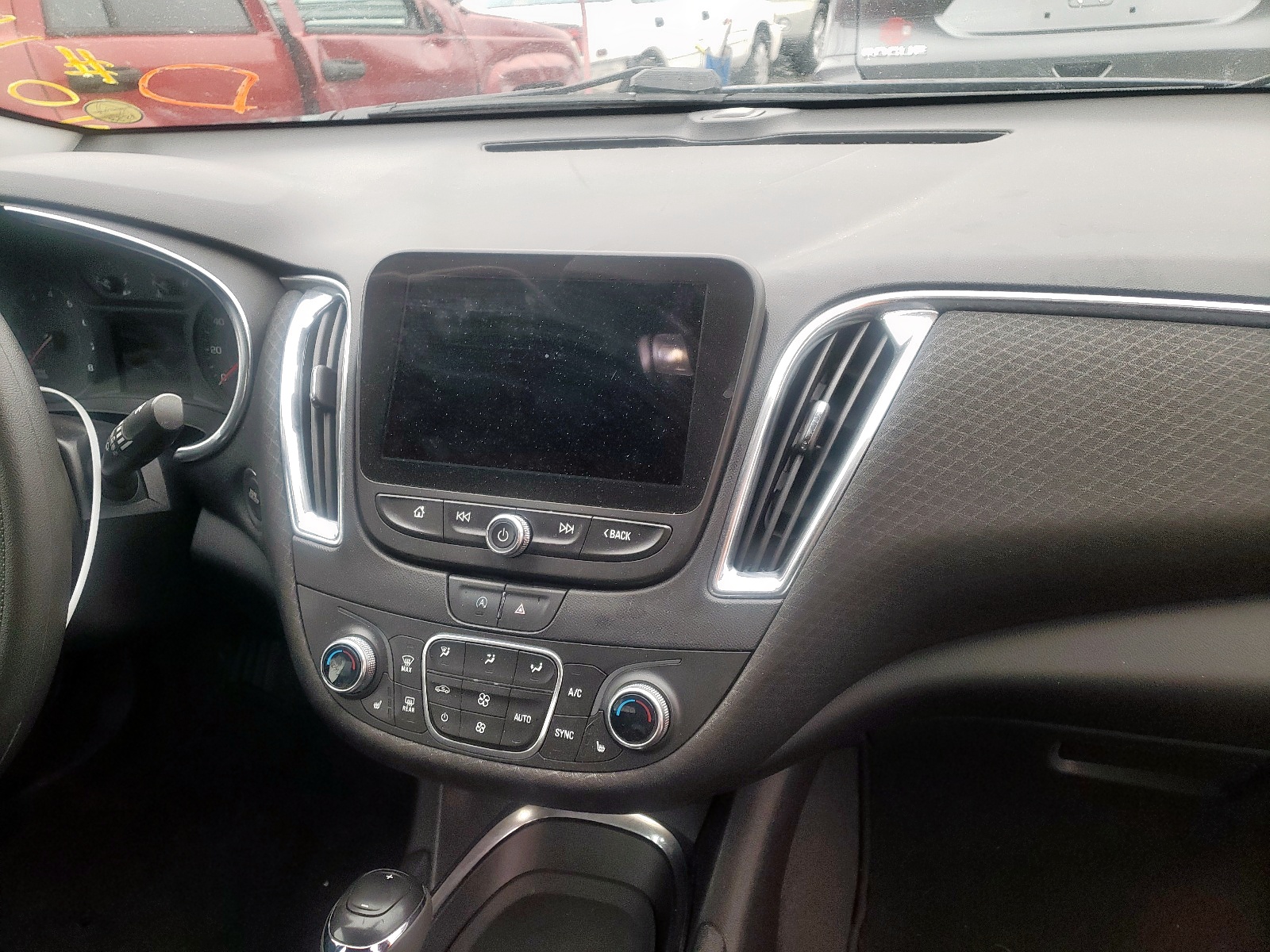 Photo 9 from auction – 2020 CHEVROLET MALIBU LT with VIN 1G1ZD5ST2LF095168