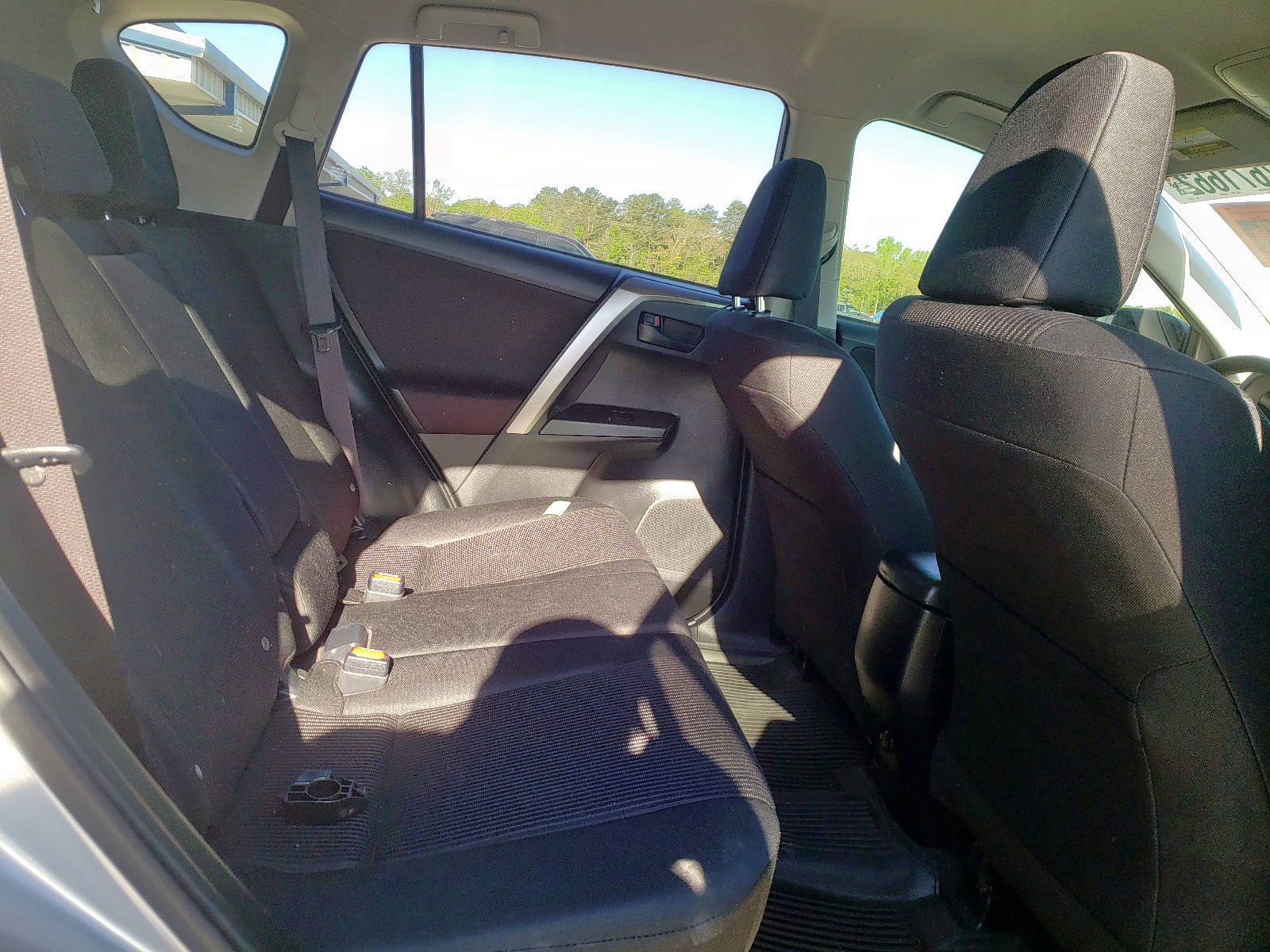 Photo 6 from auction – 2018 TOYOTA RAV4 LE with VIN JTMZFREV9JJ172912