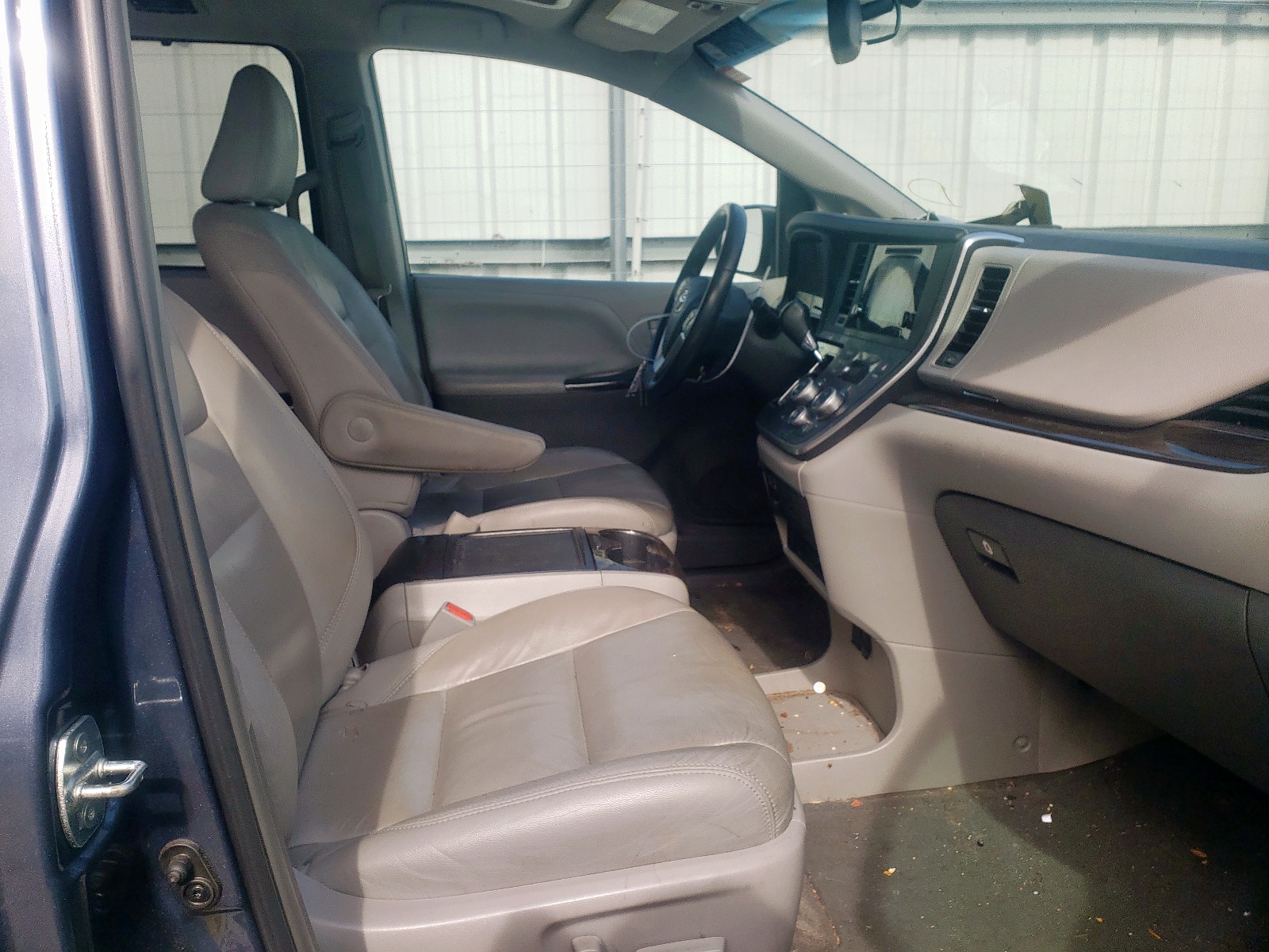 Photo 5 from auction – 2015 TOYOTA SIENNA XLE with VIN 5TDYK3DC6FS597549
