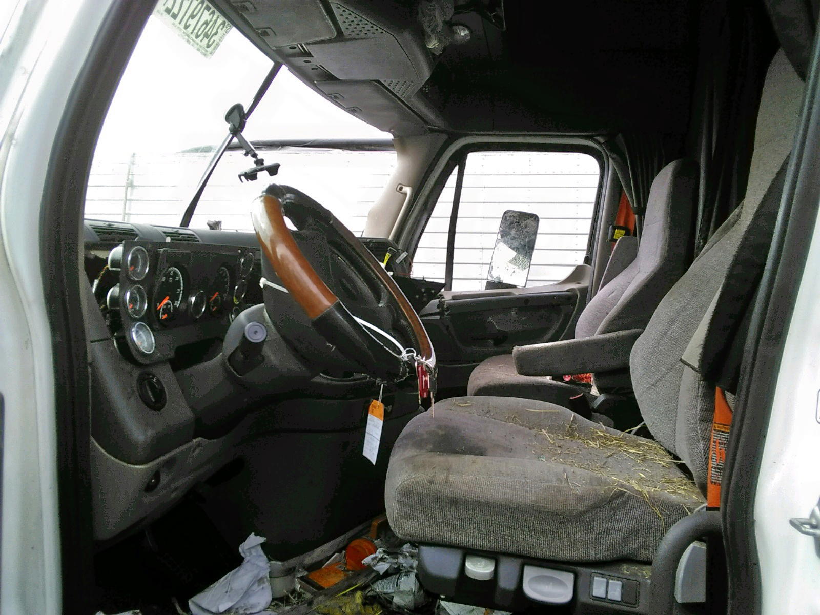 Photo 5 from auction – 2015 FREIGHTLINER CASCADIA 1 with VIN 3ALAGGDV9FSGL8300