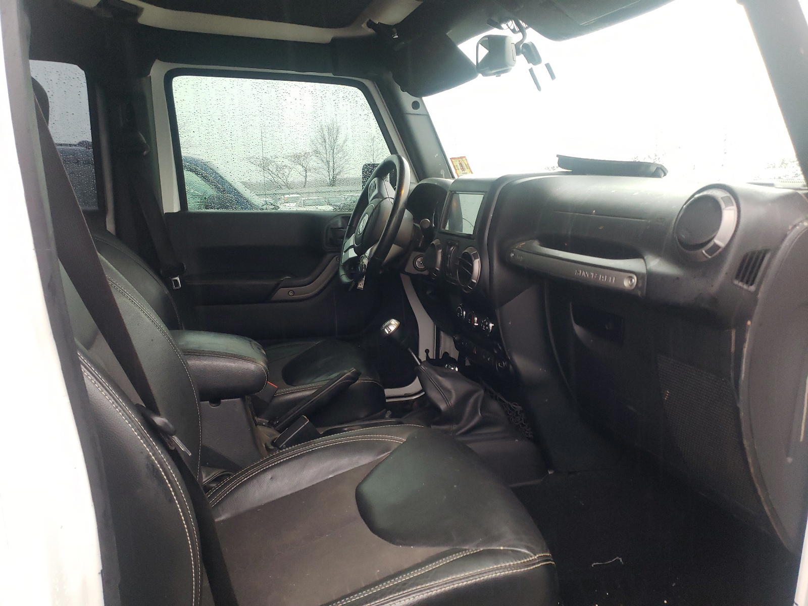 Photo 5 from auction – 2016 JEEP WRANGLER U with VIN 1C4BJWDG2GL181529