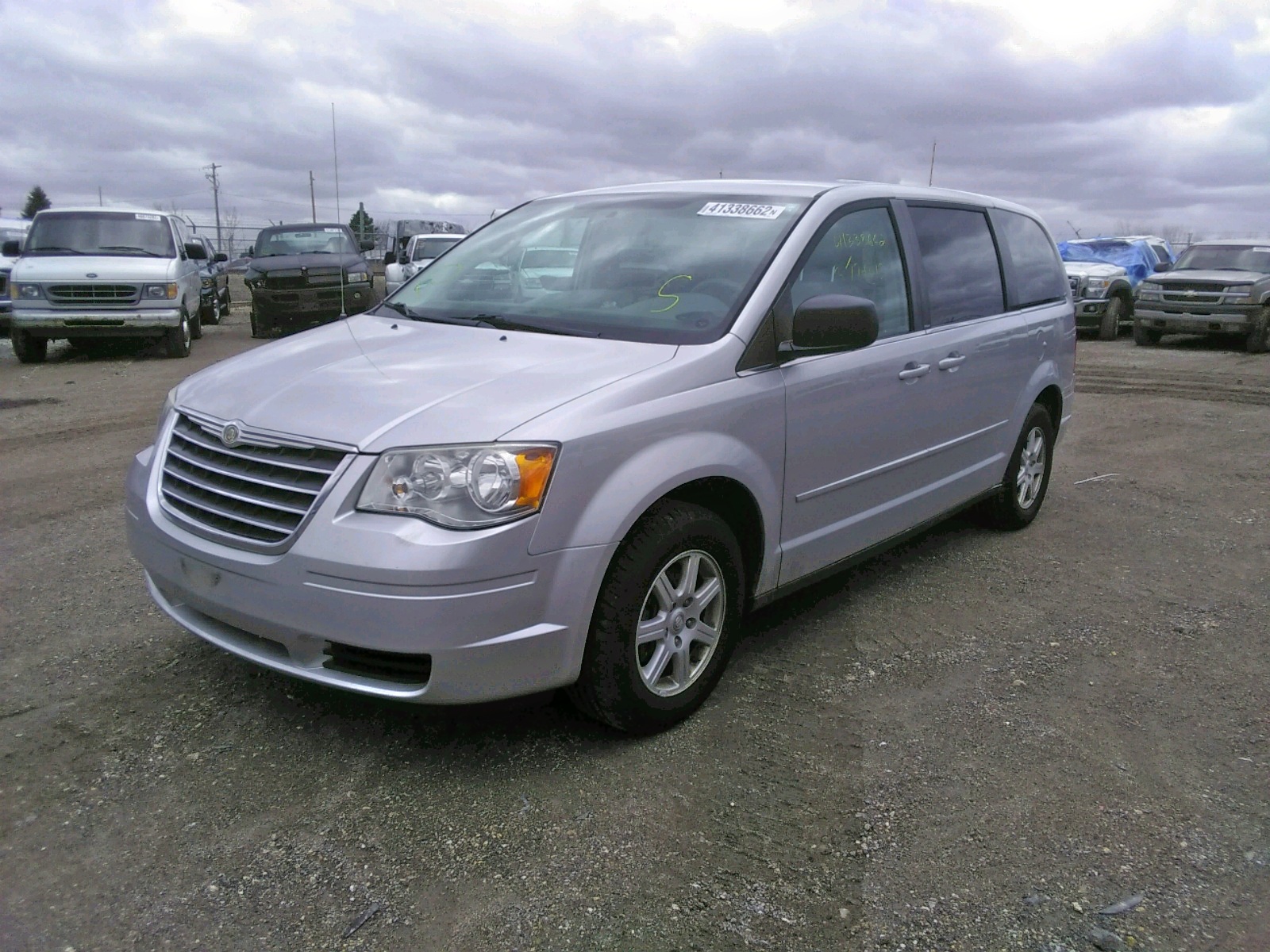 Photo 2 from auction – 2010 CHRYSLER TOWN & COU with VIN 2A4RR2D1XAR369543