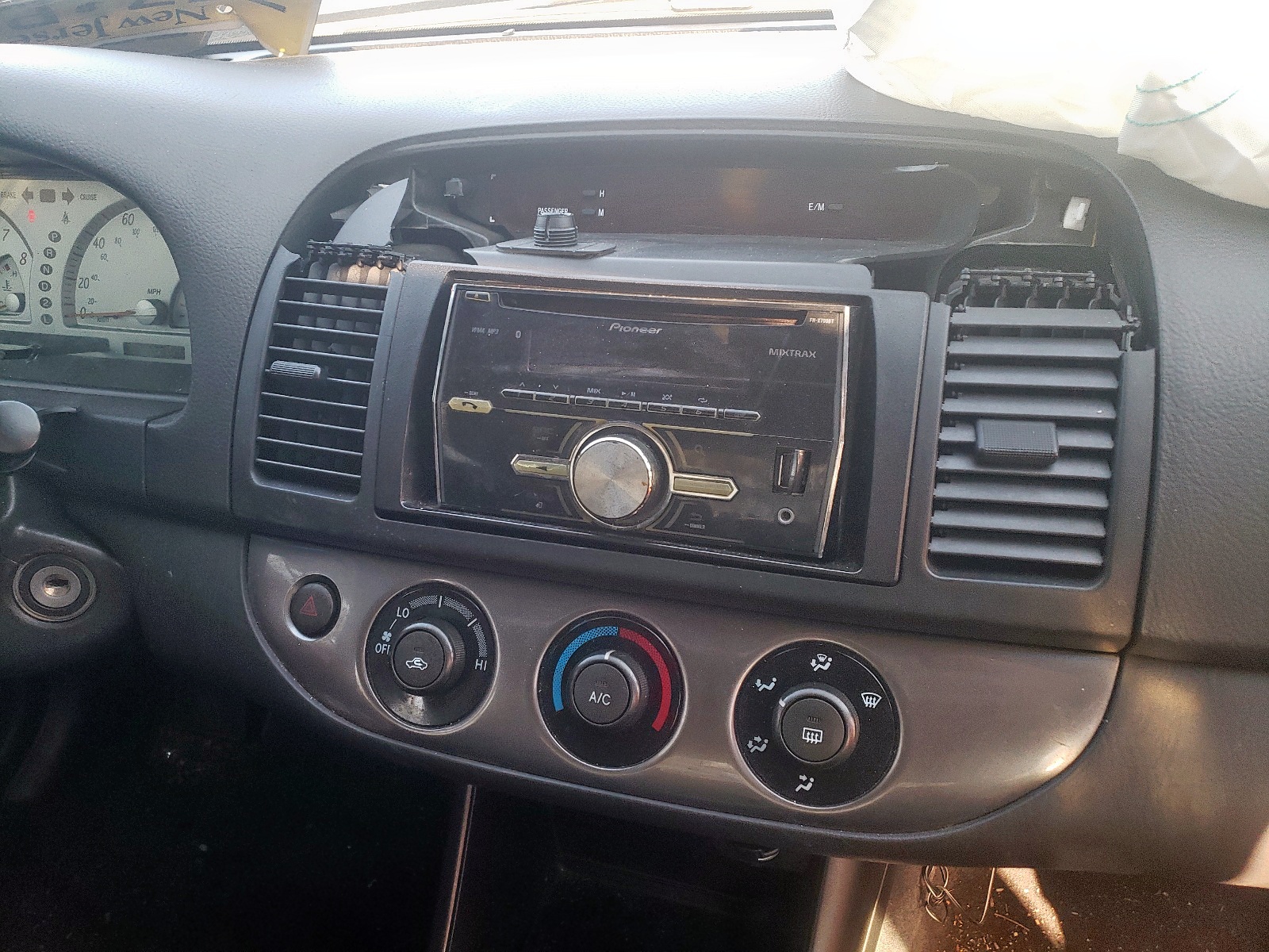 Photo 9 from auction – 2002 TOYOTA CAMRY LE with VIN JTDBE32K320100350