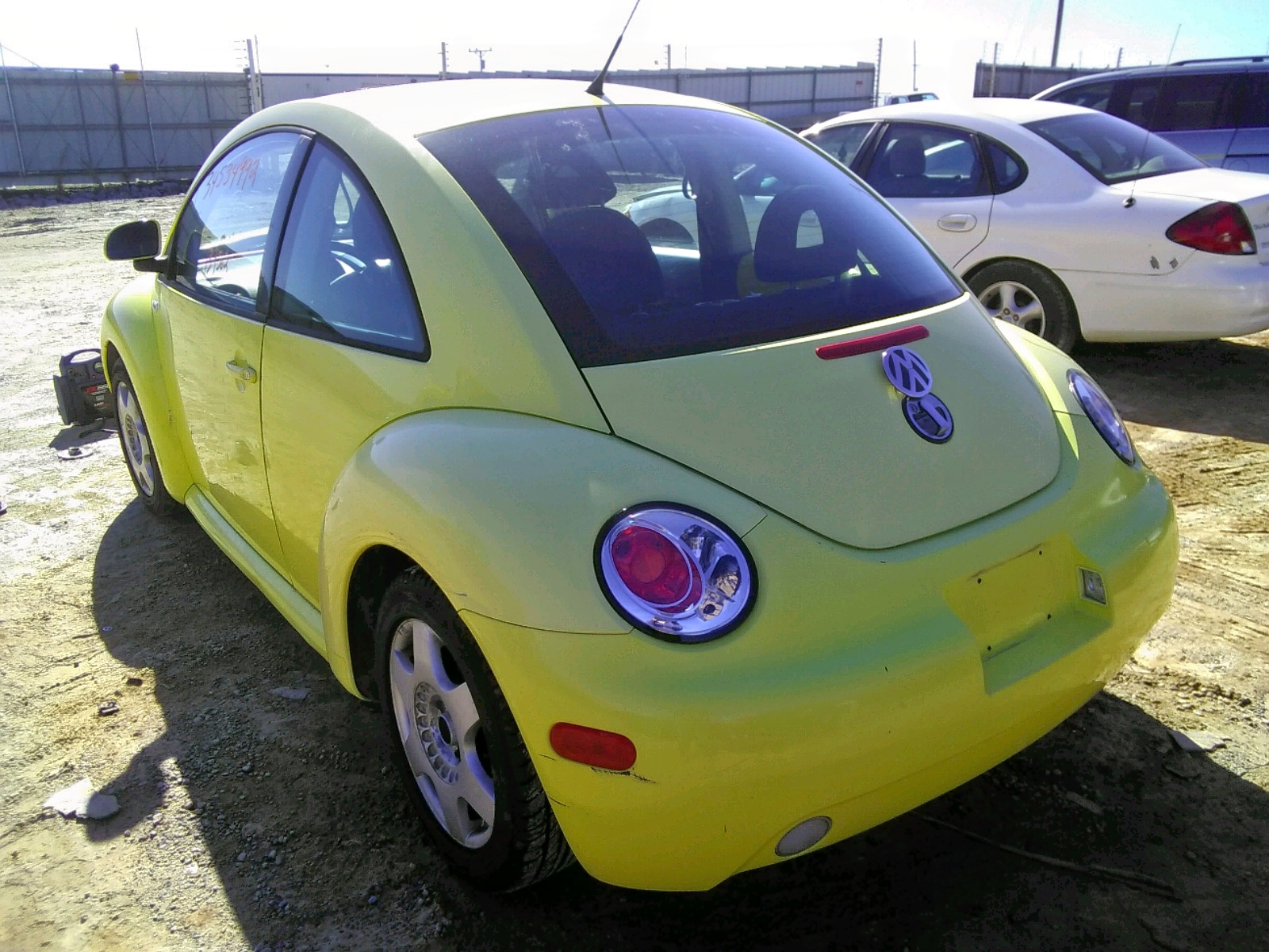 Photo 3 from auction – 2000 VOLKSWAGEN NEW BEETLE with VIN 3VWCA21C6YM429311