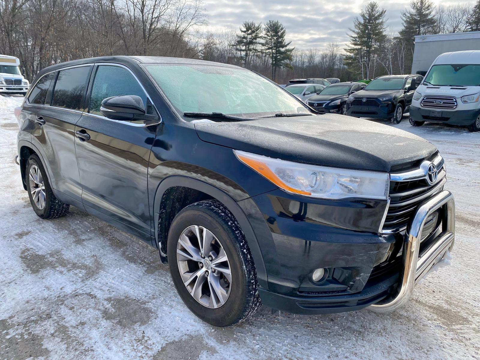 TOYOTA HIGHLANDER 2015 with VIN 5TDBKRFH9FS105498 - Photo from auction