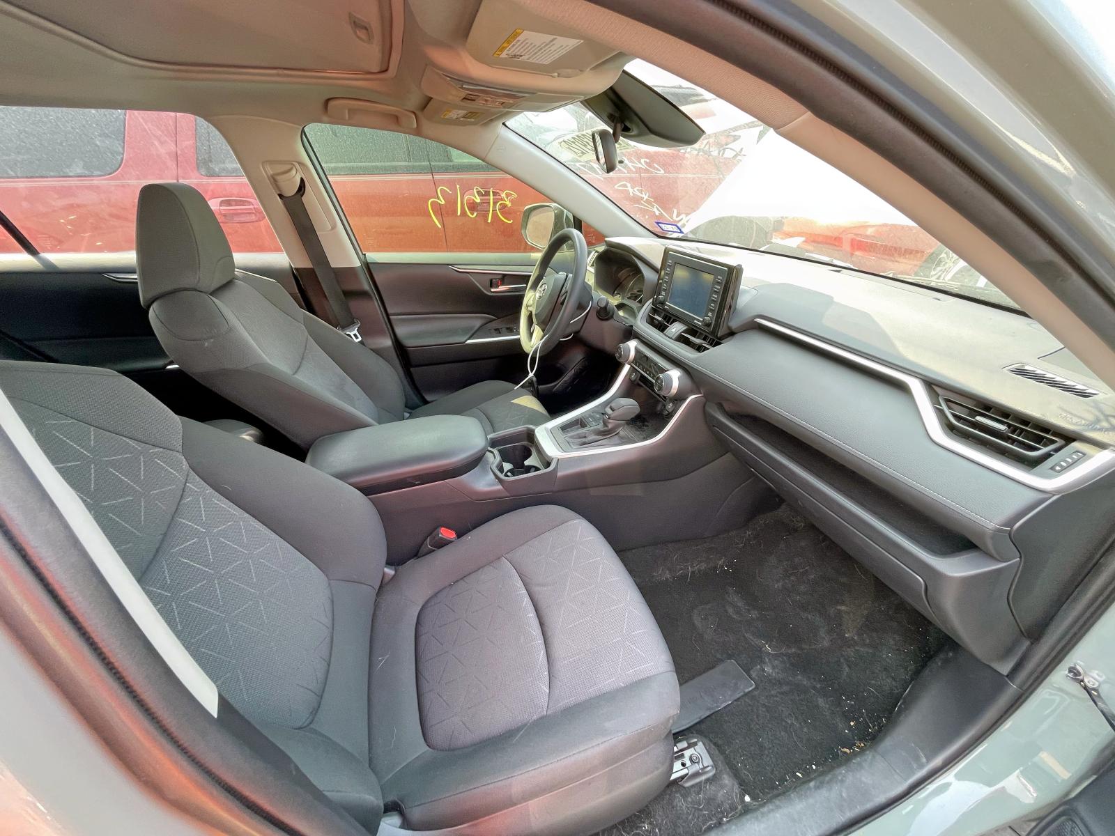Photo 5 from auction – 2020 TOYOTA RAV4 XLE with VIN JTMW1RFVXLD047497