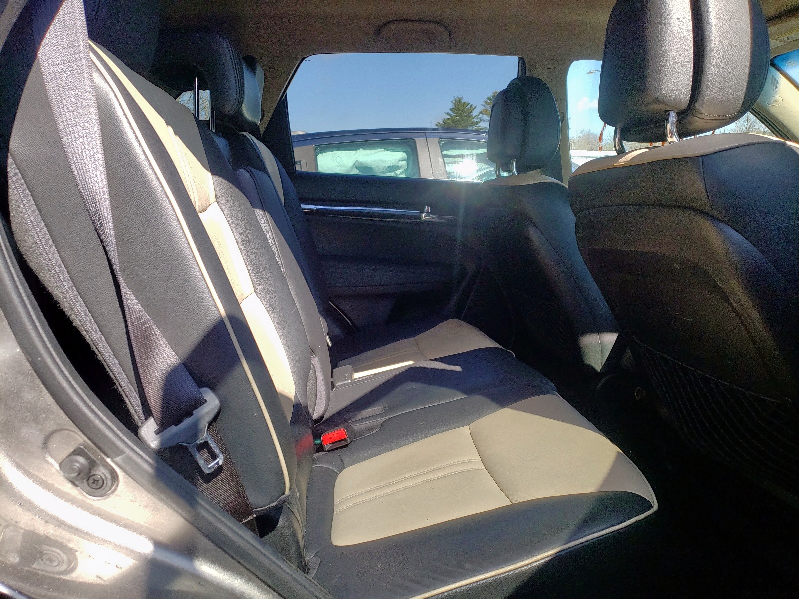 Photo 6 from auction – 2011 KIA SORENTO EX with VIN 5XYKUDA23BG036220