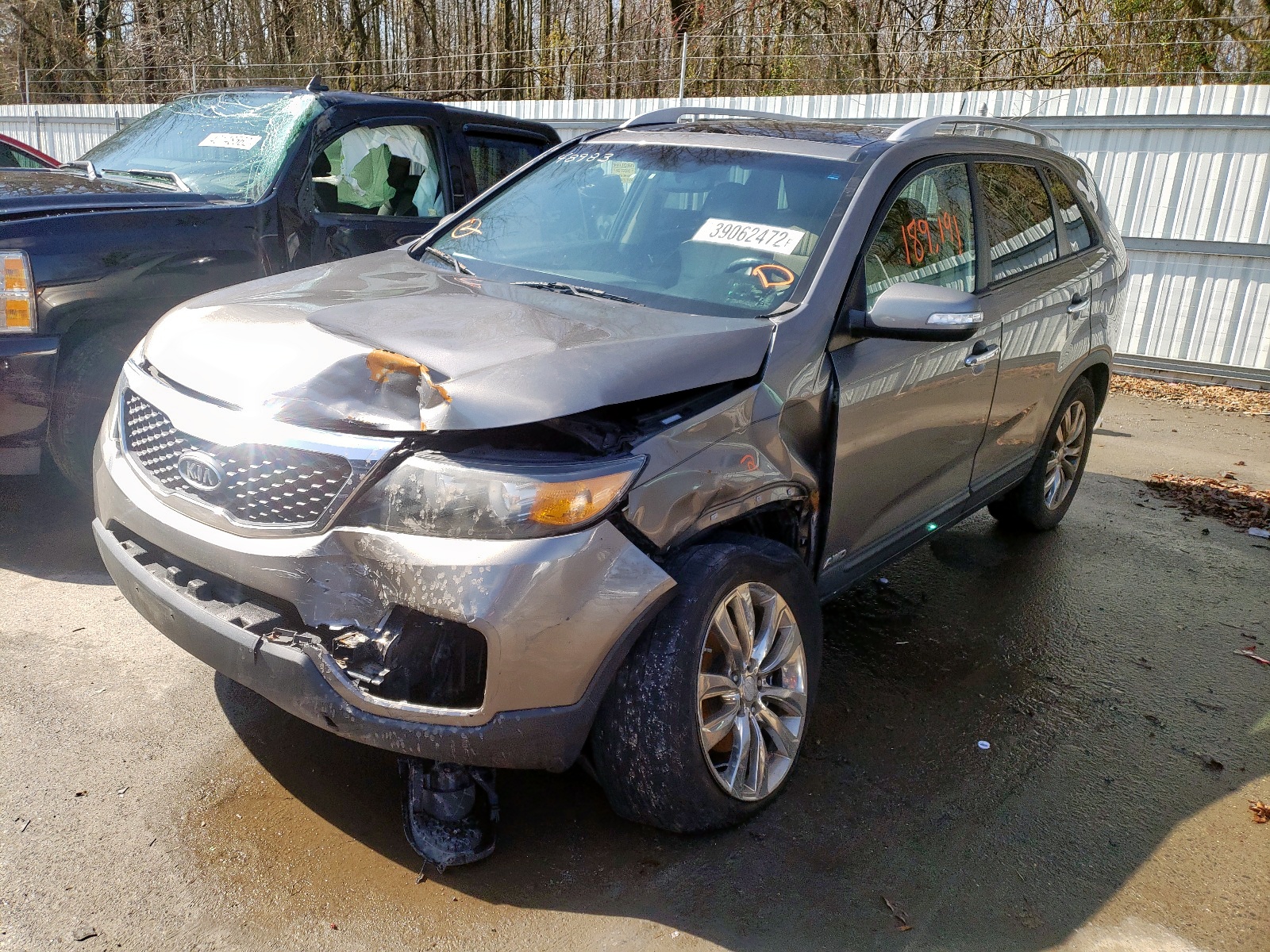 Photo 2 from auction – 2011 KIA SORENTO EX with VIN 5XYKUDA23BG036220