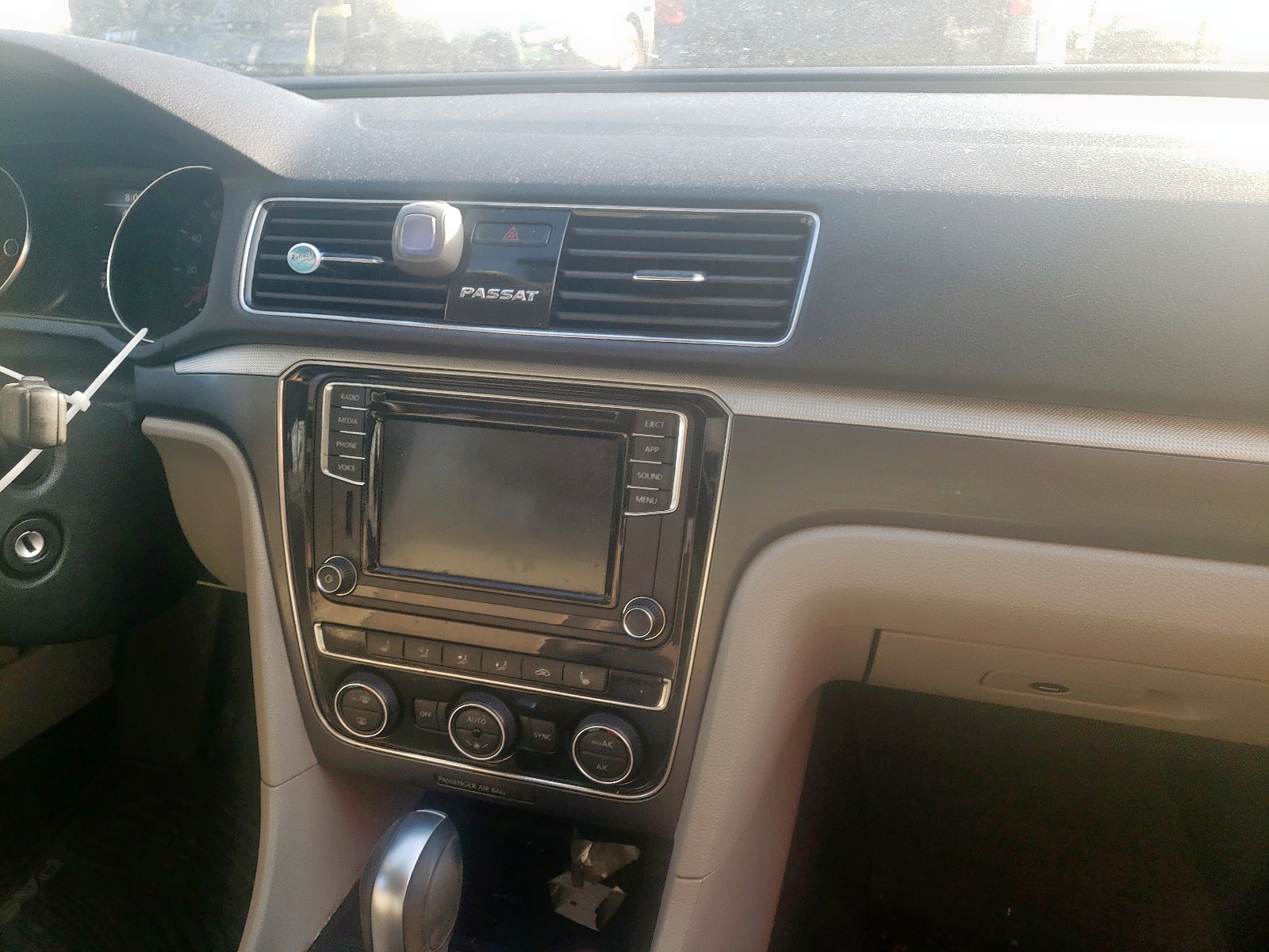 Photo 9 from auction – 2018 VOLKSWAGEN PASSAT S with VIN 1VWAA7A39JC024118