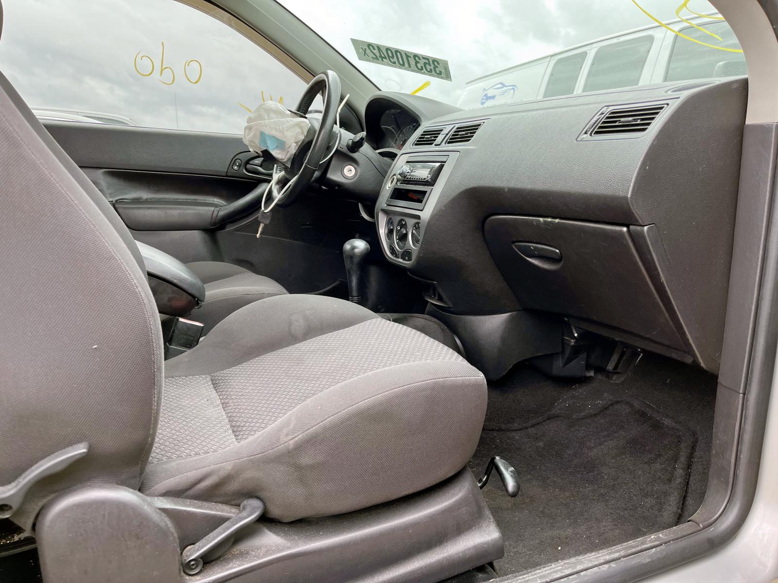 Photo 5 from auction – 2005 FORD FOCUS ZX3 with VIN 3FAFP31NX5R124470