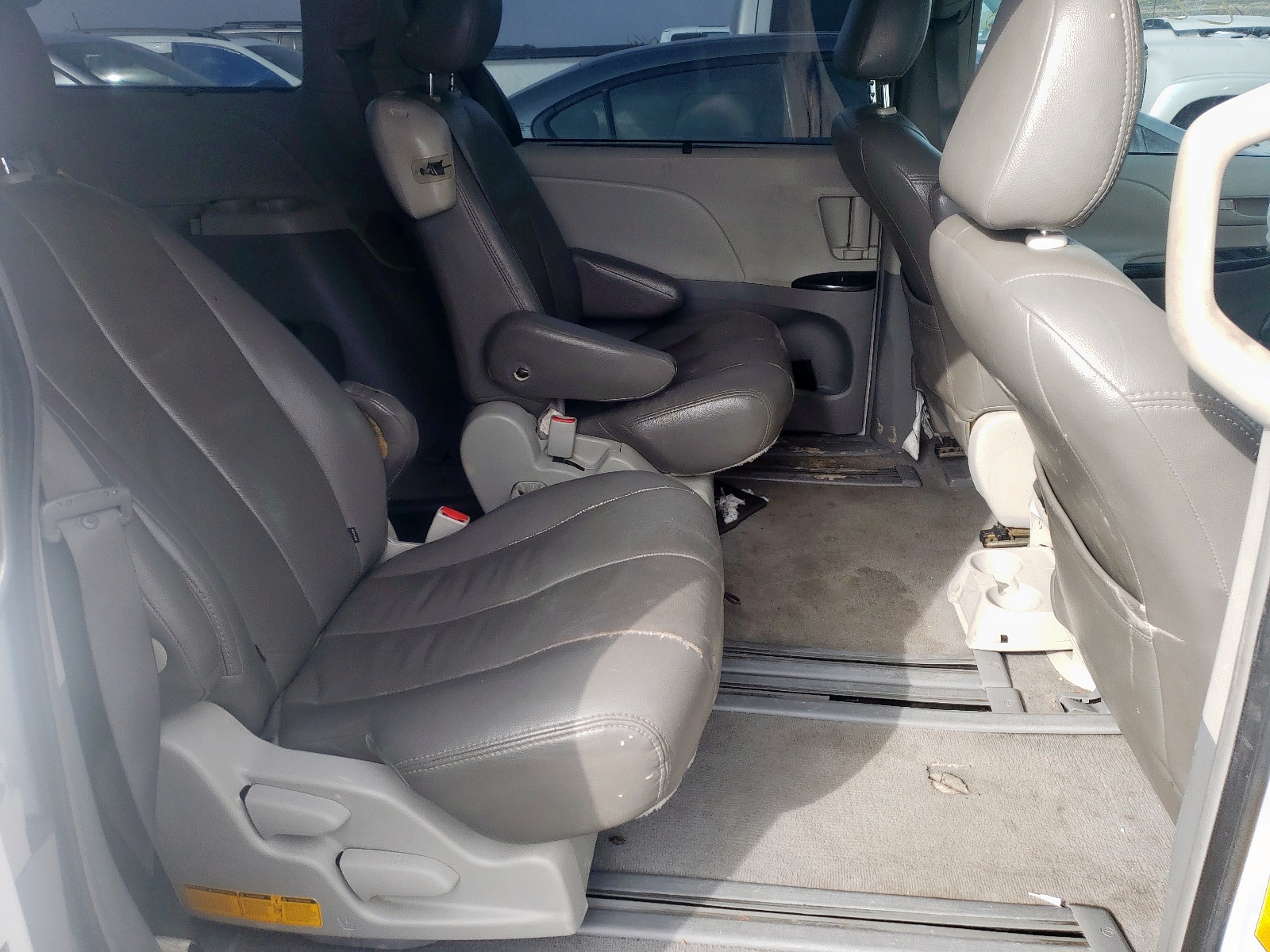 Photo 6 from auction – 2011 TOYOTA SIENNA LE with VIN 5TDKK3DCXBS014867