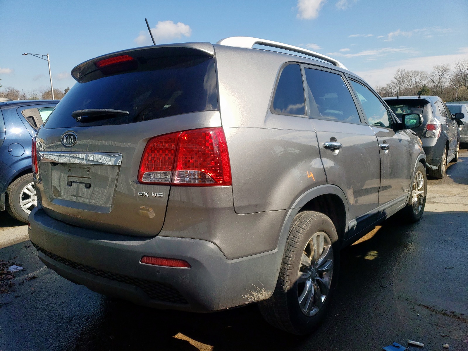Photo 4 from auction – 2011 KIA SORENTO EX with VIN 5XYKUDA23BG036220