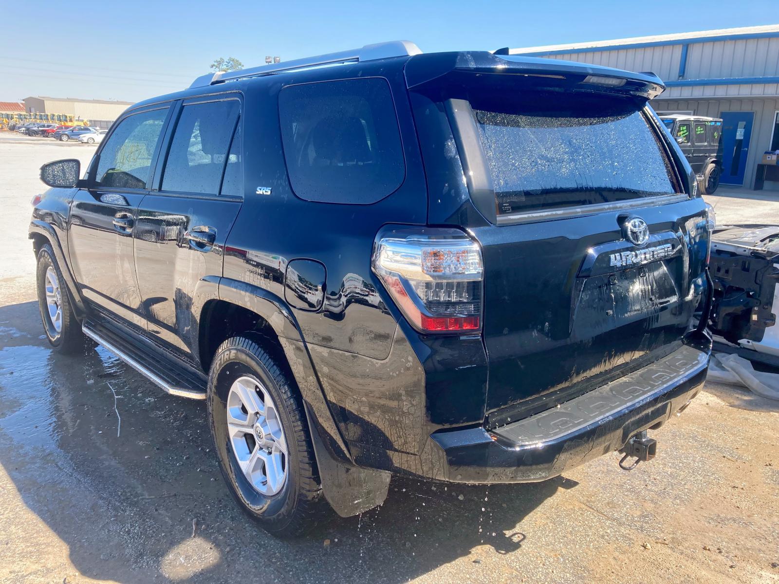 Photo 3 from auction – 2018 TOYOTA 4RUNNER SR with VIN JTEZU5JR6J5170062