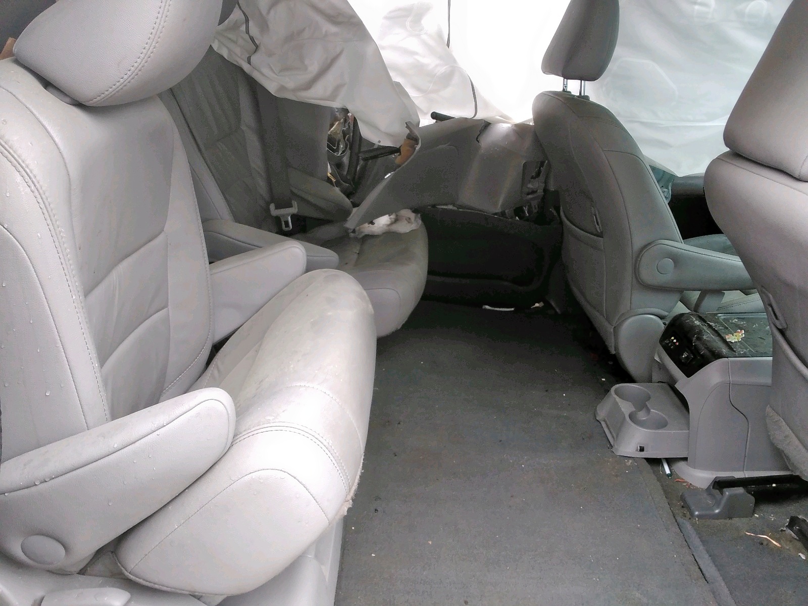 Photo 6 from auction – 2015 TOYOTA SIENNA XLE with VIN 5TDYK3DC8FS642779