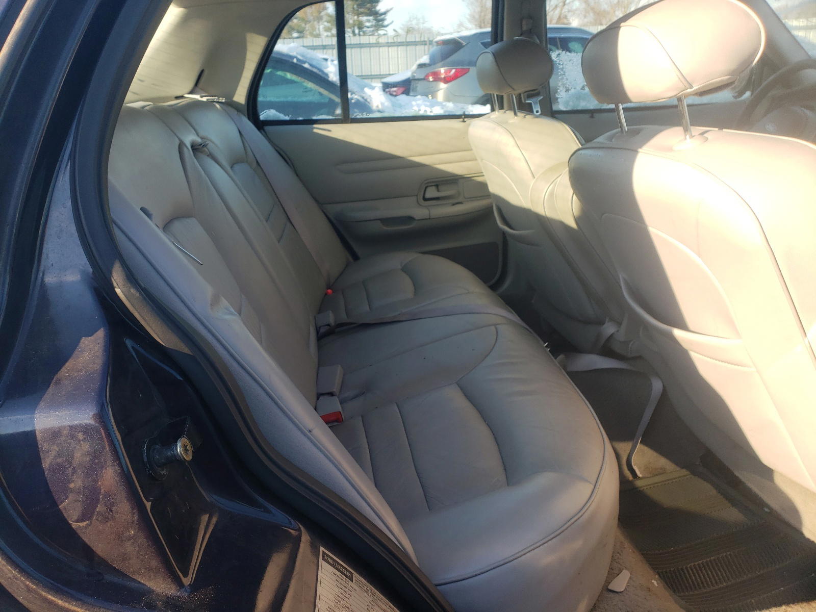 Photo 6 from auction – 2001 FORD CROWN VICT with VIN 2FAFP74W01X131502