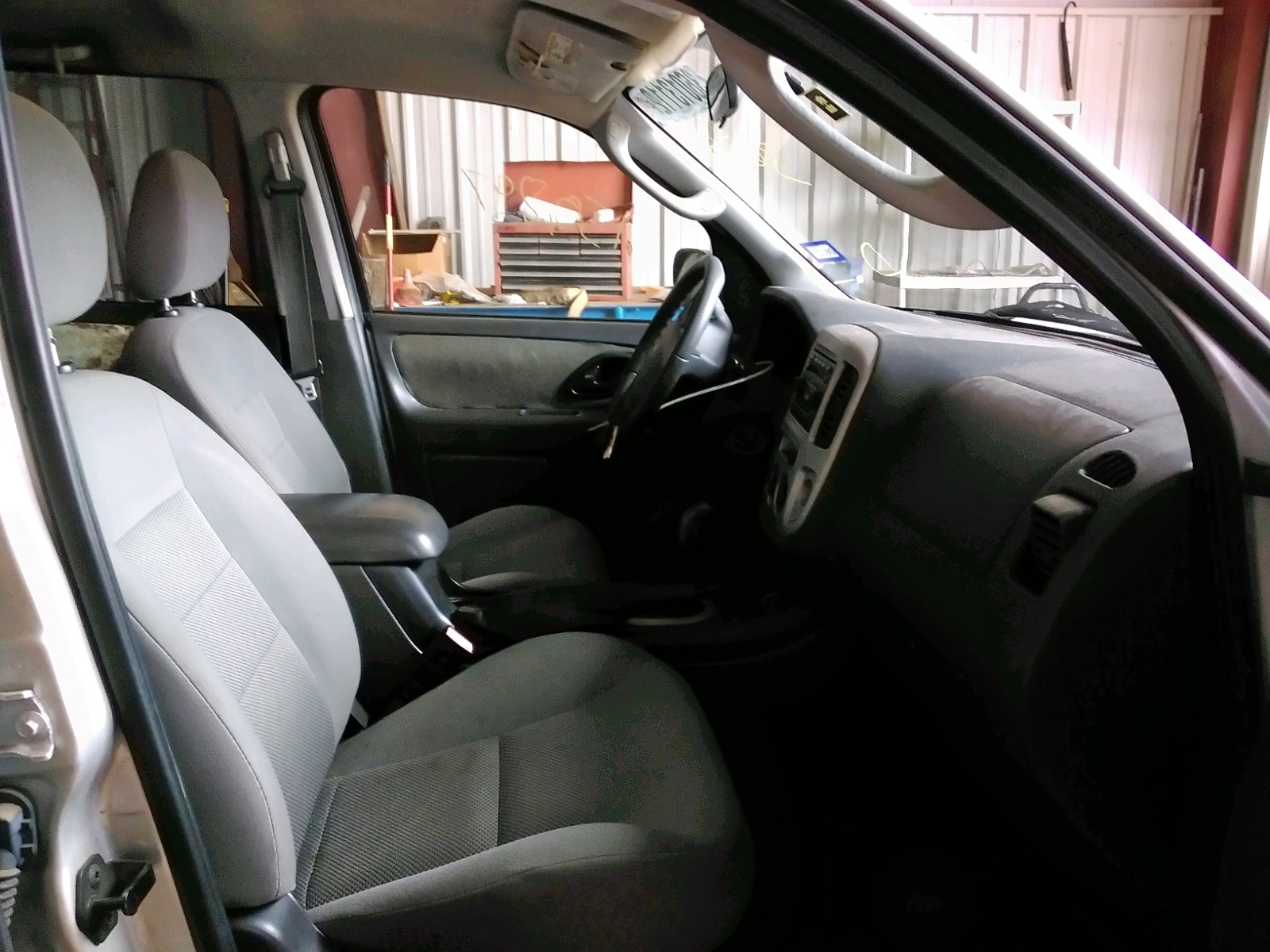 Photo 5 from auction – 2005 FORD ESCAPE XLT with VIN 1FMYU03165KB33638