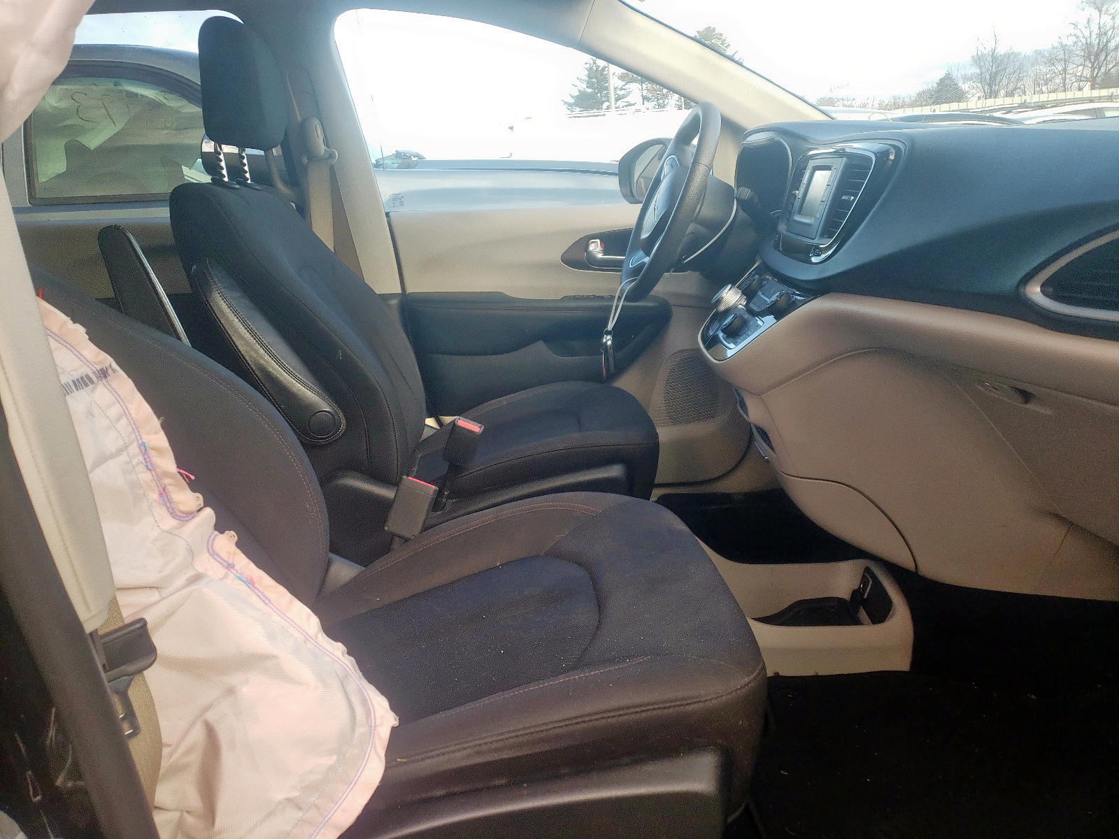 Photo 5 from auction – 2017 CHRYSLER PACIFICA L with VIN 2C4RC1CG3HR744156