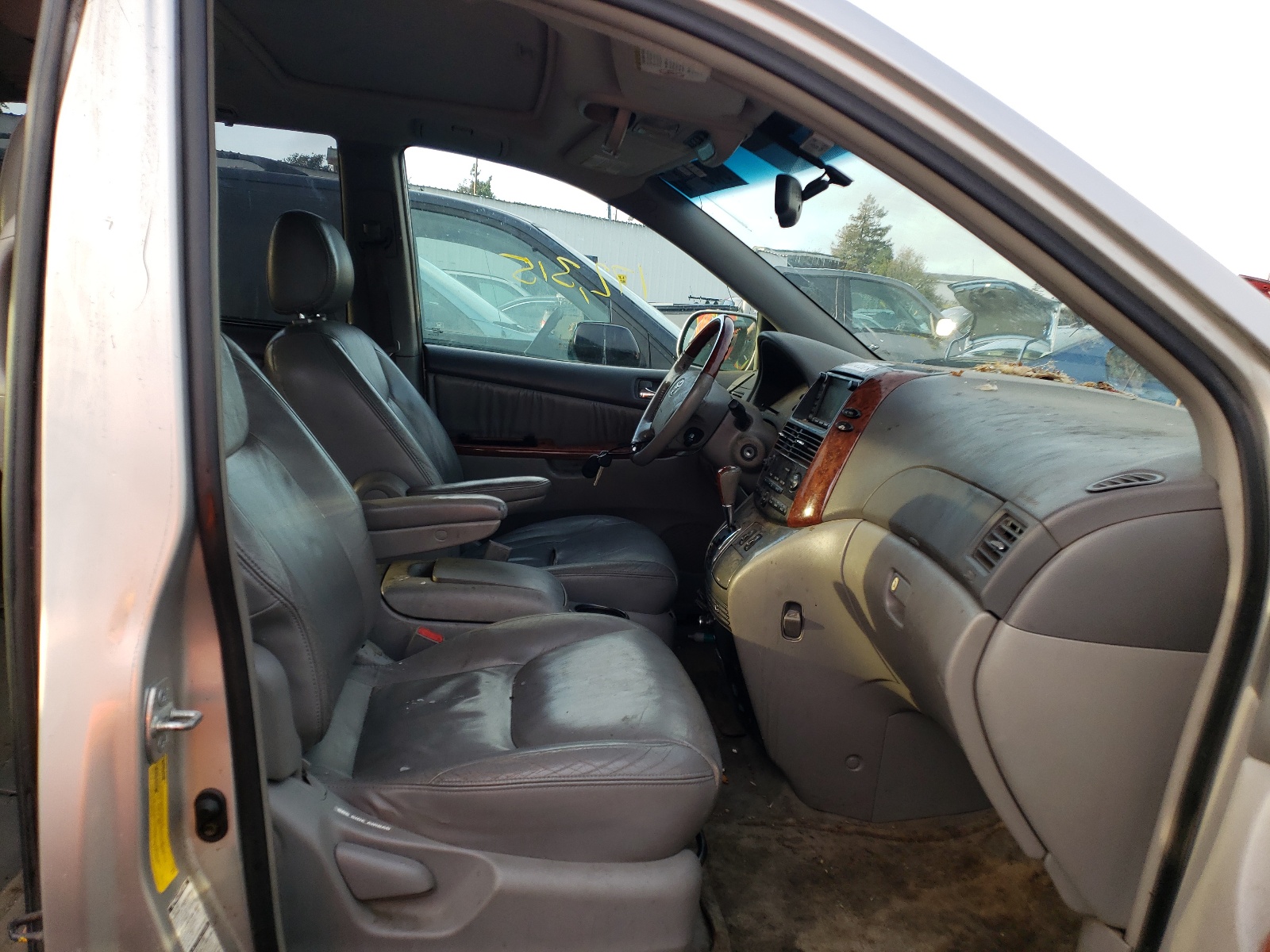 Photo 5 from auction – 2004 TOYOTA SIENNA XLE with VIN 5TDBA22C74S008298
