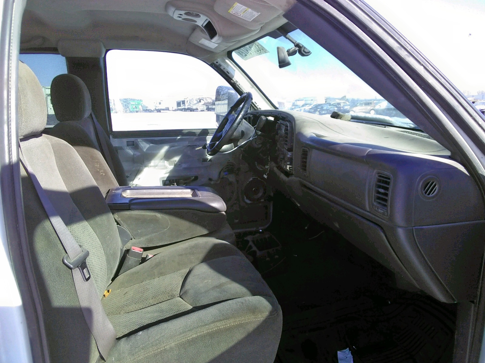 Photo 5 from auction – 2004 CHEVROLET SILVERADO with VIN 1GBJC39104E163916