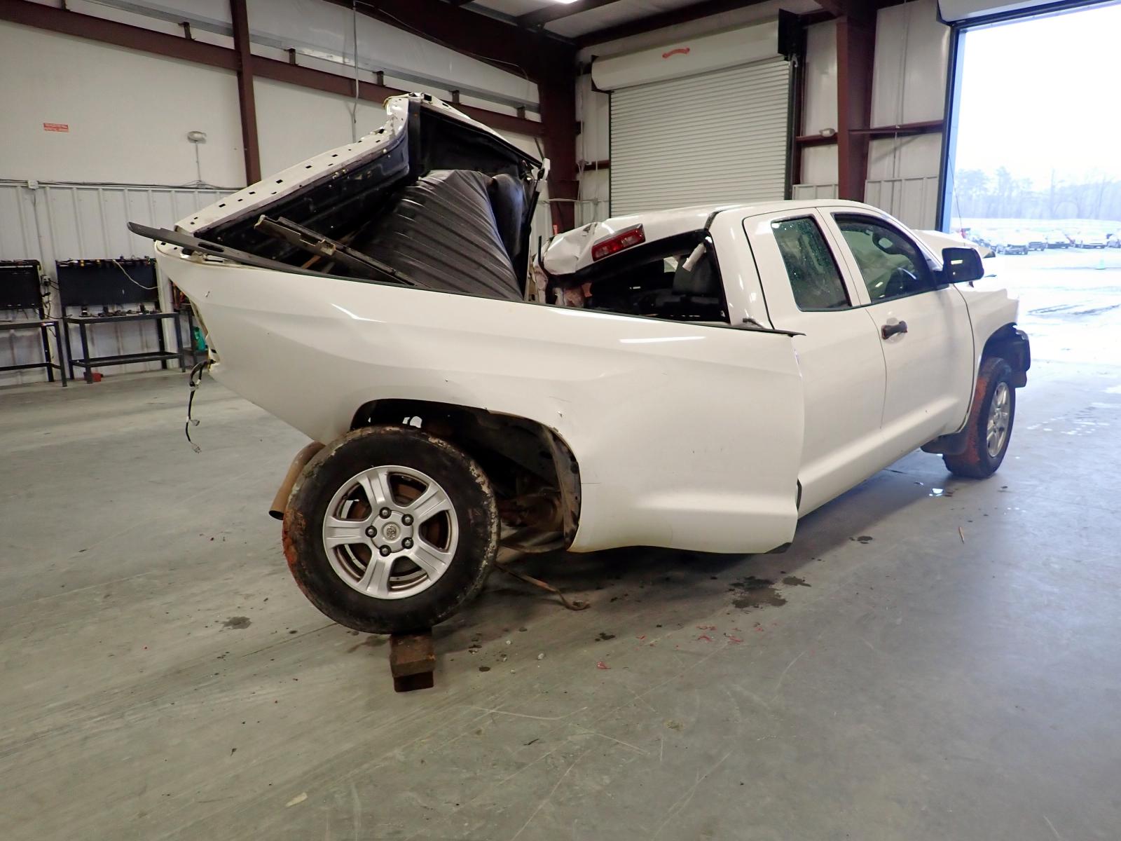 Photo 4 from auction – 2015 TOYOTA TUNDRA DOU with VIN 5TFTY5F11FX008966