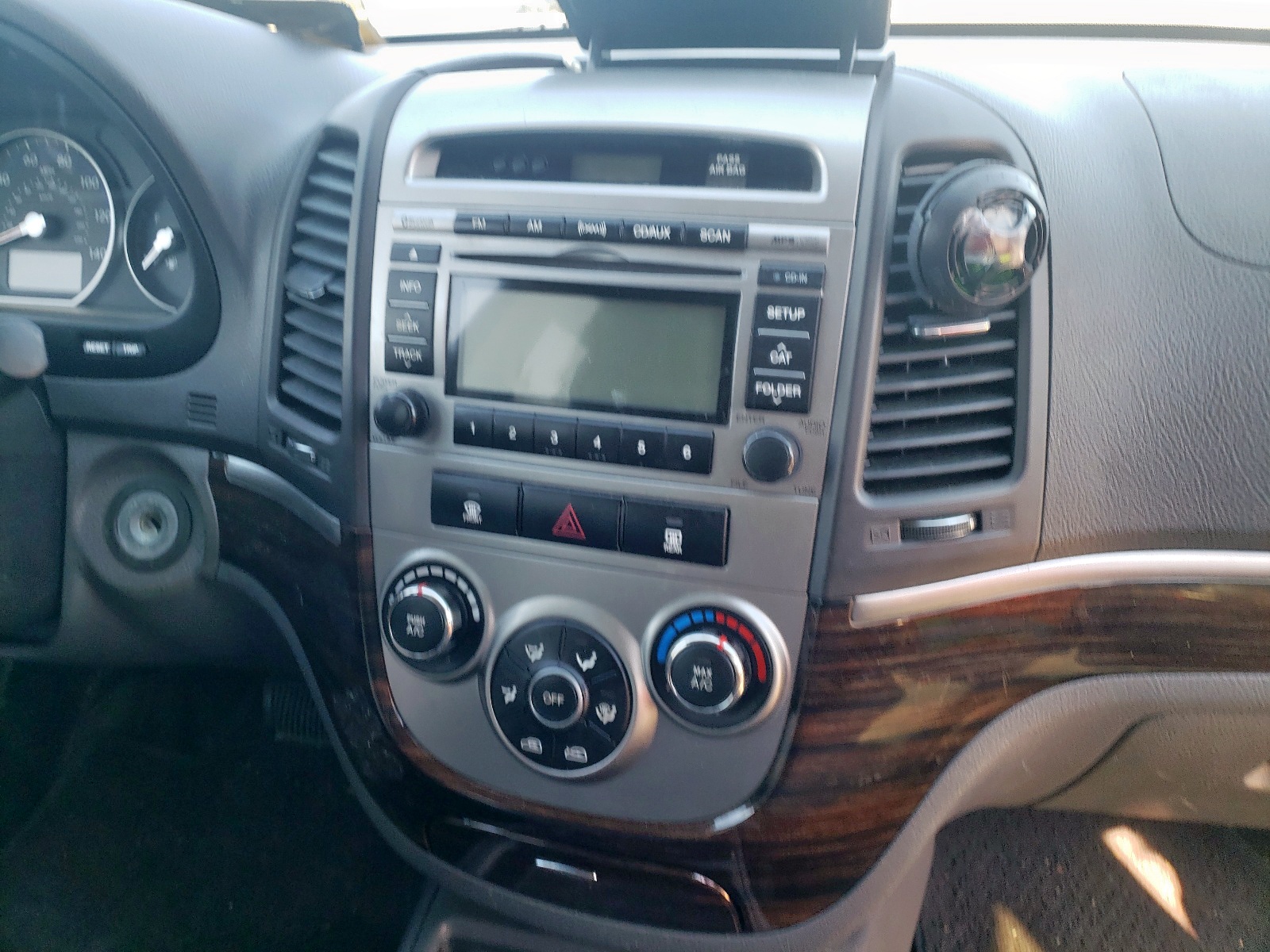 Photo 9 from auction – 2010 HYUNDAI SANTA FE G with VIN 5NMSG3AB6AH403925
