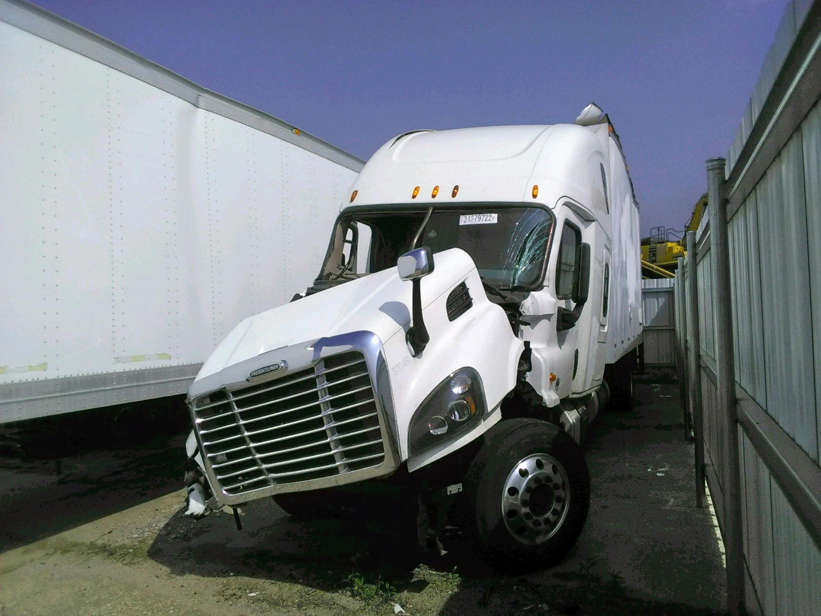 Photo 2 from auction – 2015 FREIGHTLINER CASCADIA 1 with VIN 3ALAGGDV9FSGL8300